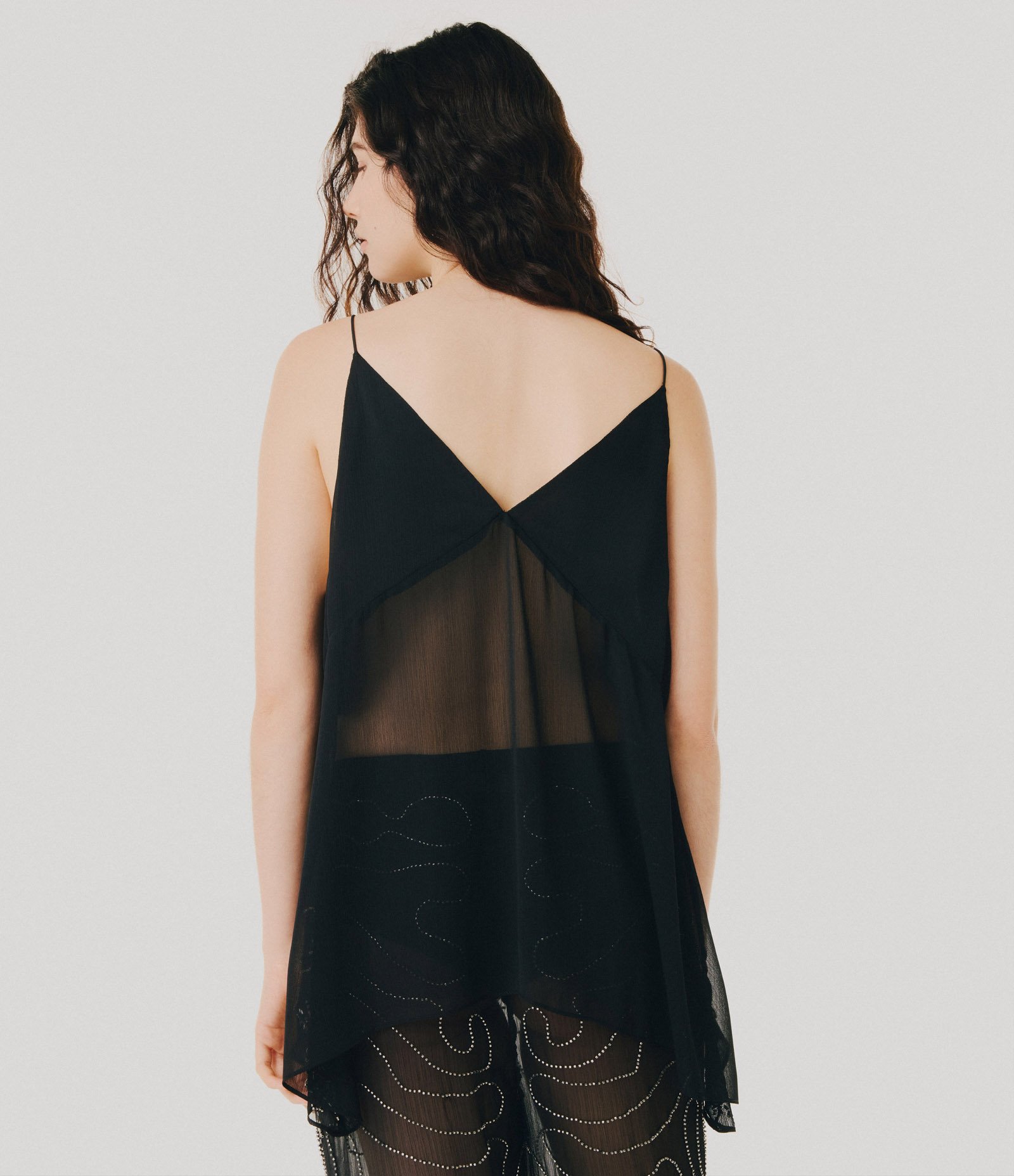 Blusa em Crepe com Bordados Aplicados e Barra Assimétrica Preto 3