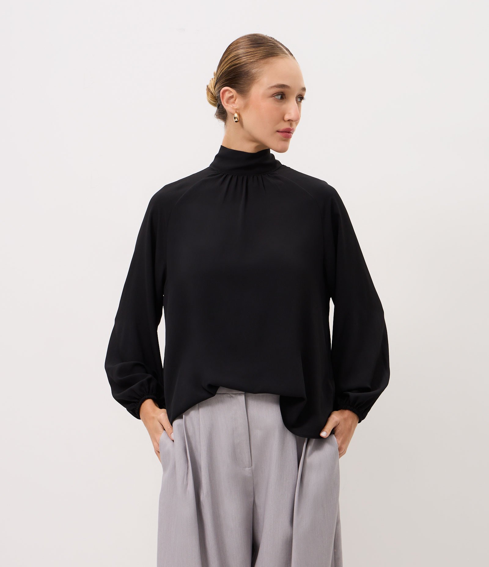 Blusa Bata em Crepe com Gola Laço Preto 1