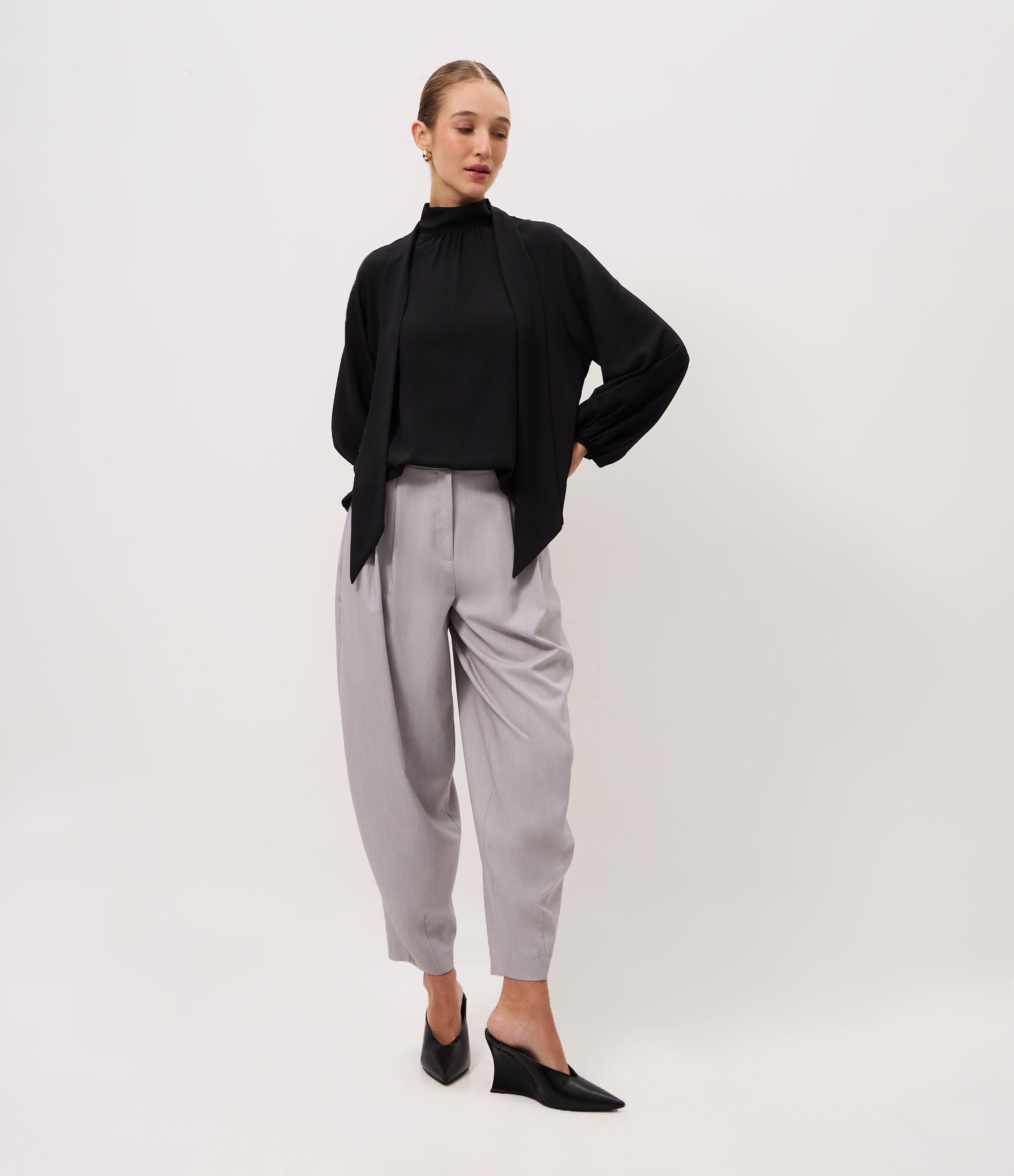 Blusa Bata em Crepe com Gola Laço Preto 2