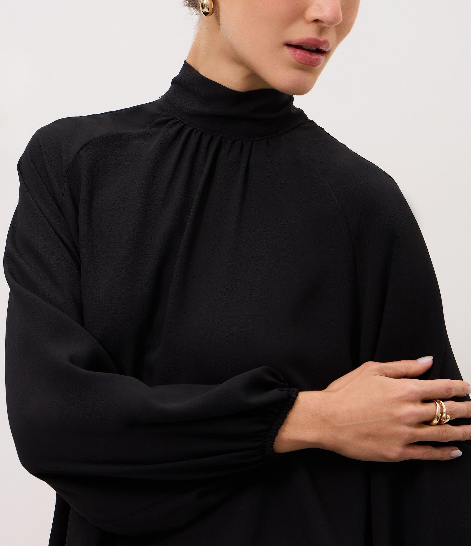 Blusa Bata em Crepe com Gola Laço Preto 3