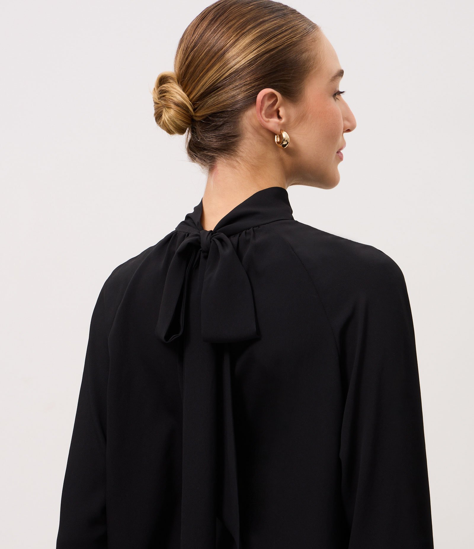Blusa Bata em Crepe com Gola Laço Preto 4