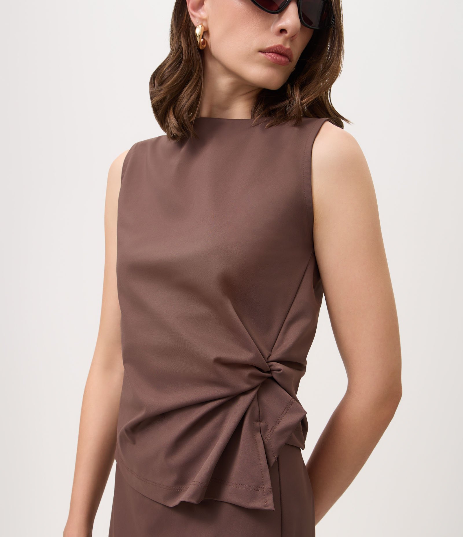 Blusa em Microfibra com Torcido Lateral Marrom 2