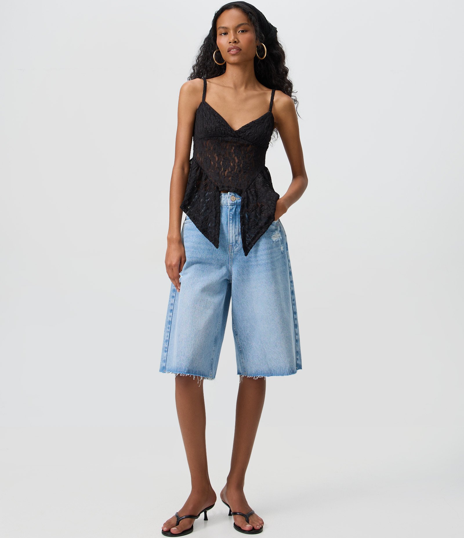 Blusa de Alcinha em Renda com Decote V e Pontas Assimétricas Preto 3