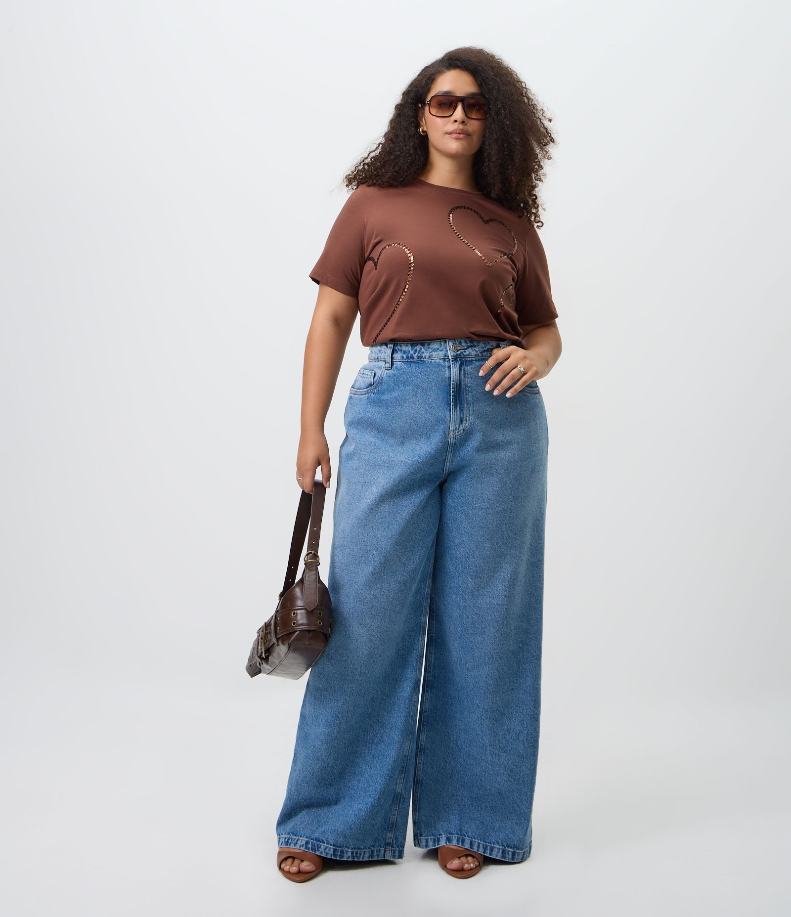 Blusa Regular em Algodão com Coração e Paetês Curve & Plus Size Marrom 2