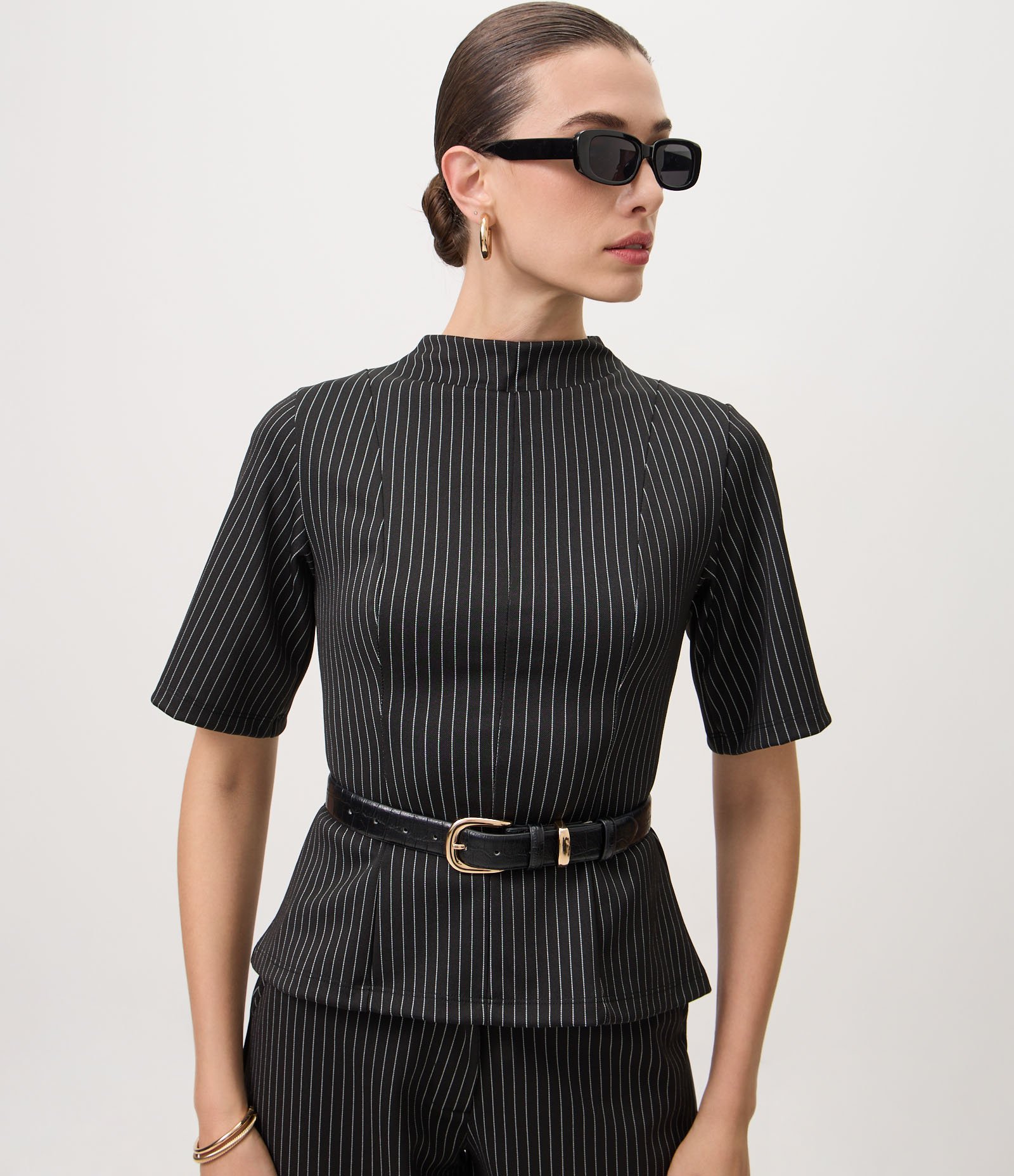 Blusa com Estampa Risca de Giz e Recortes Estruturados Preto 1