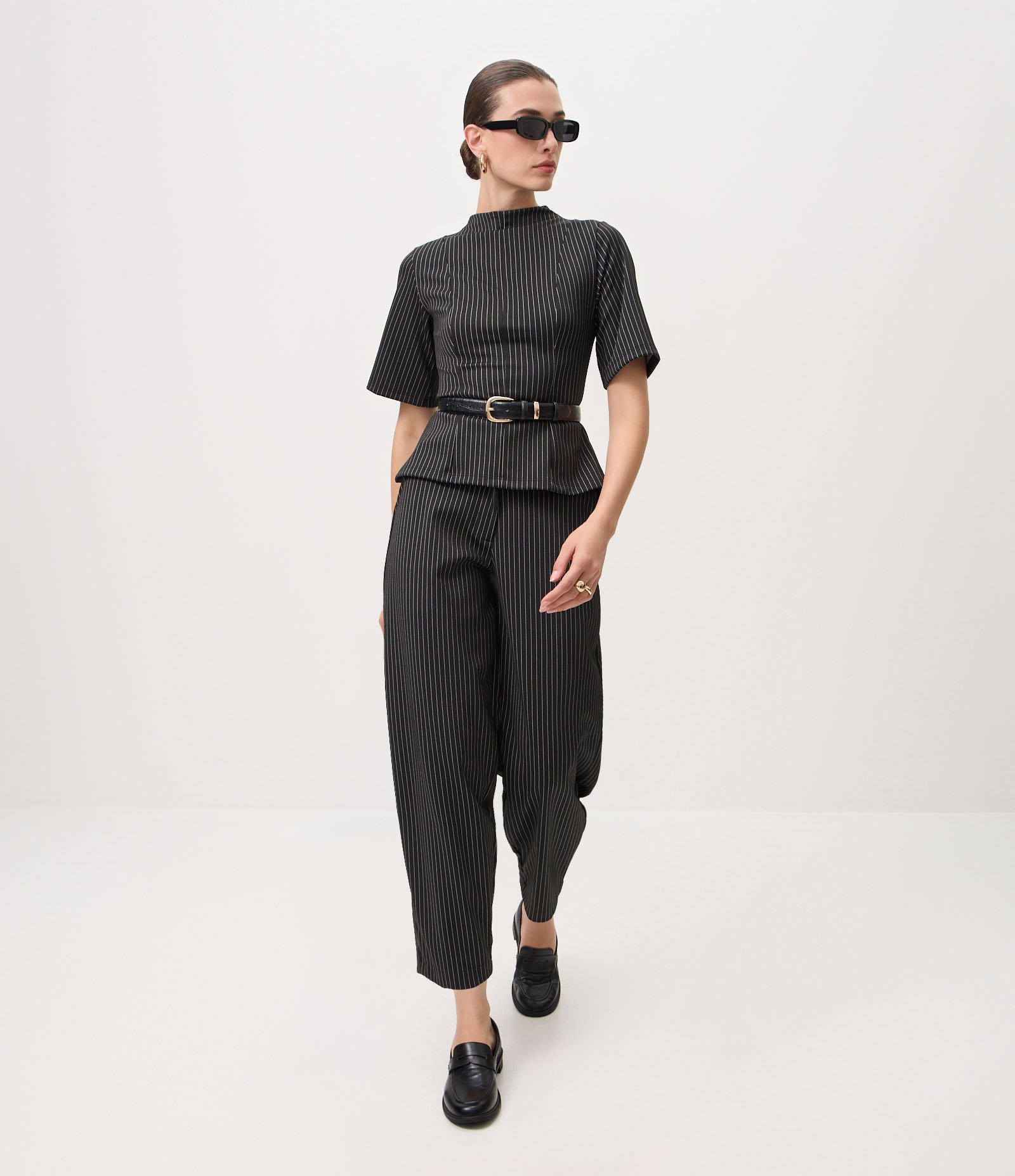 Blusa com Estampa Risca de Giz e Recortes Estruturados Preto 2