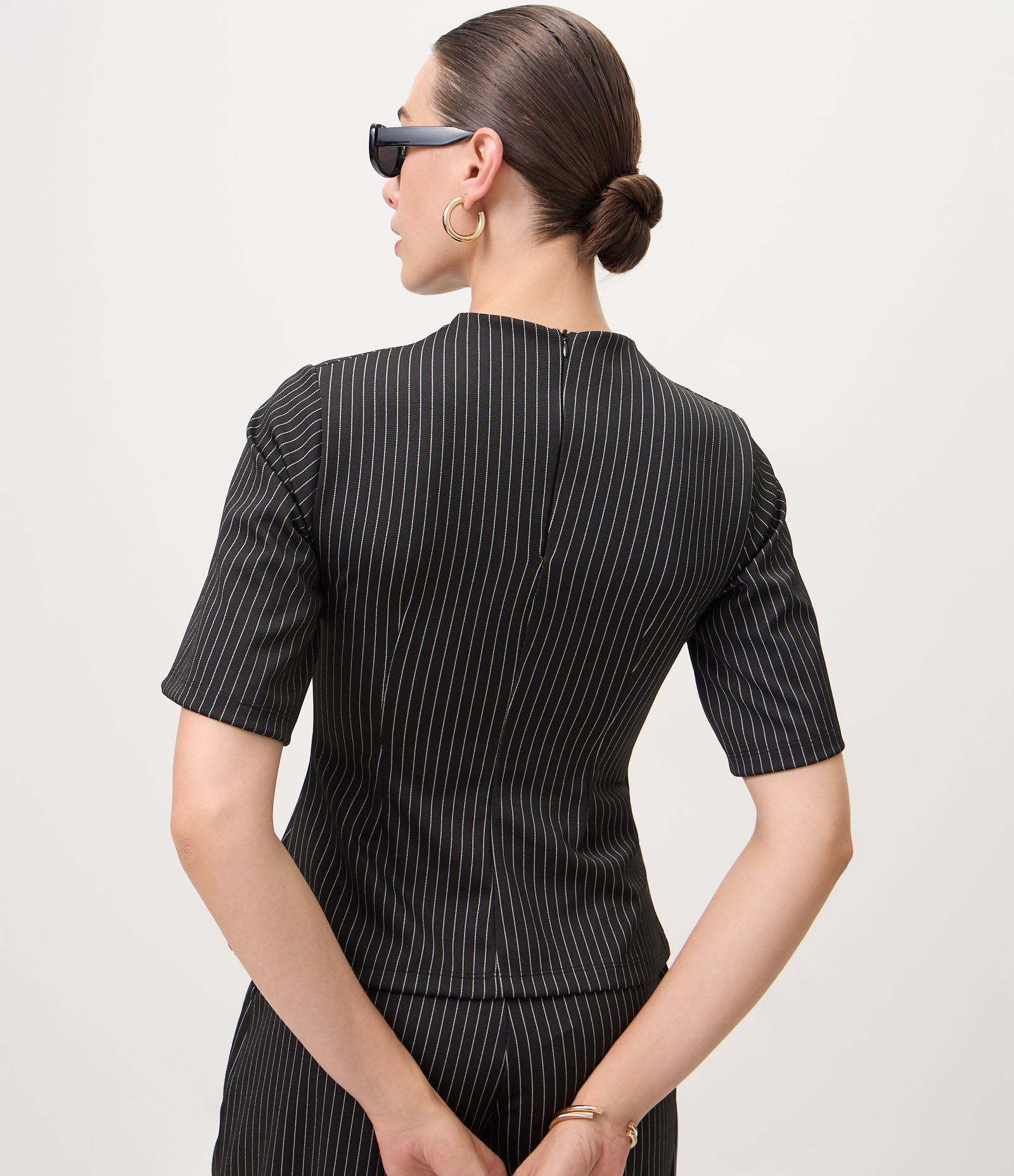 Blusa com Estampa Risca de Giz e Recortes Estruturados Preto 4