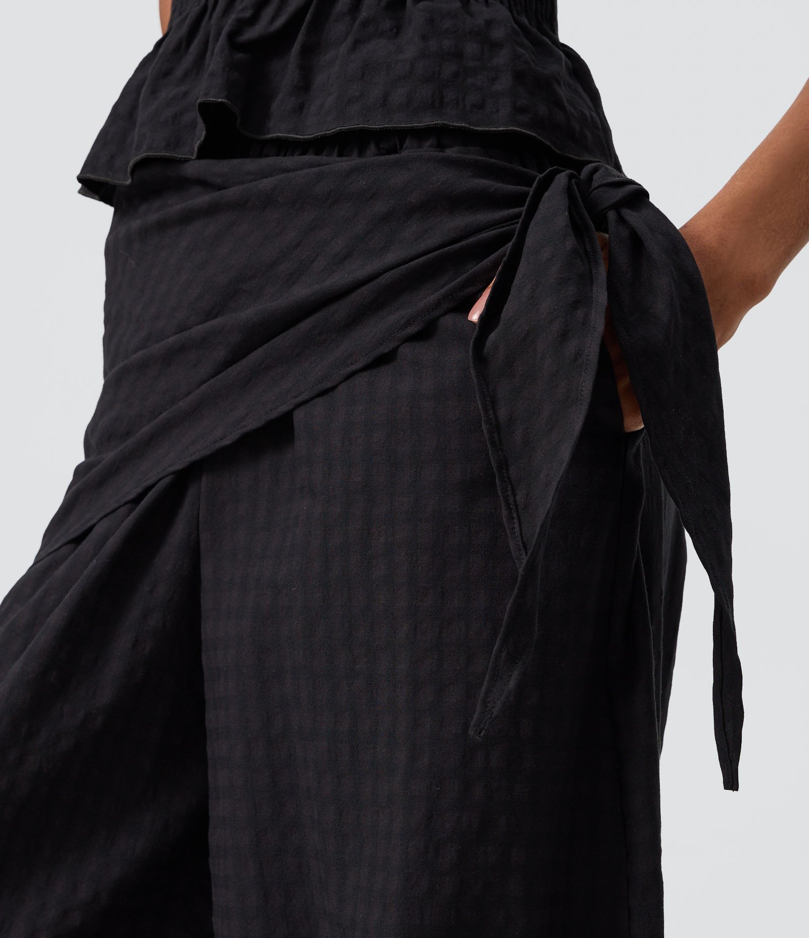 Calça Aladim em Anarruga Xadrez com Sobreposição e Faixa para Amarração Preto 3