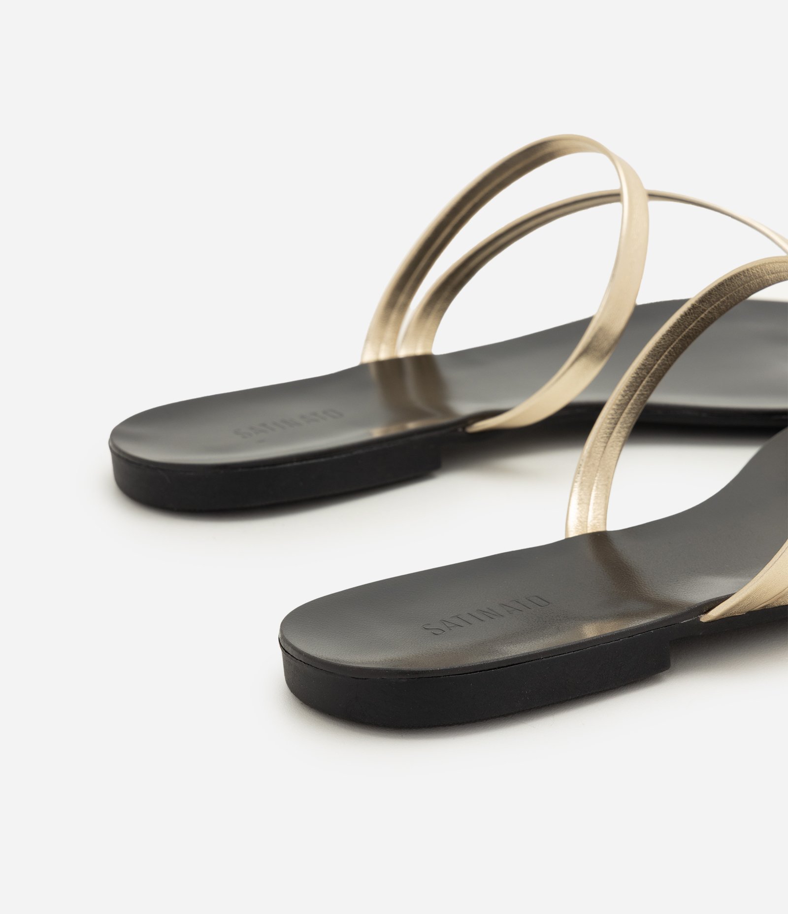 Rasteira Mule em PU com Dedeira Bold Dourado 5