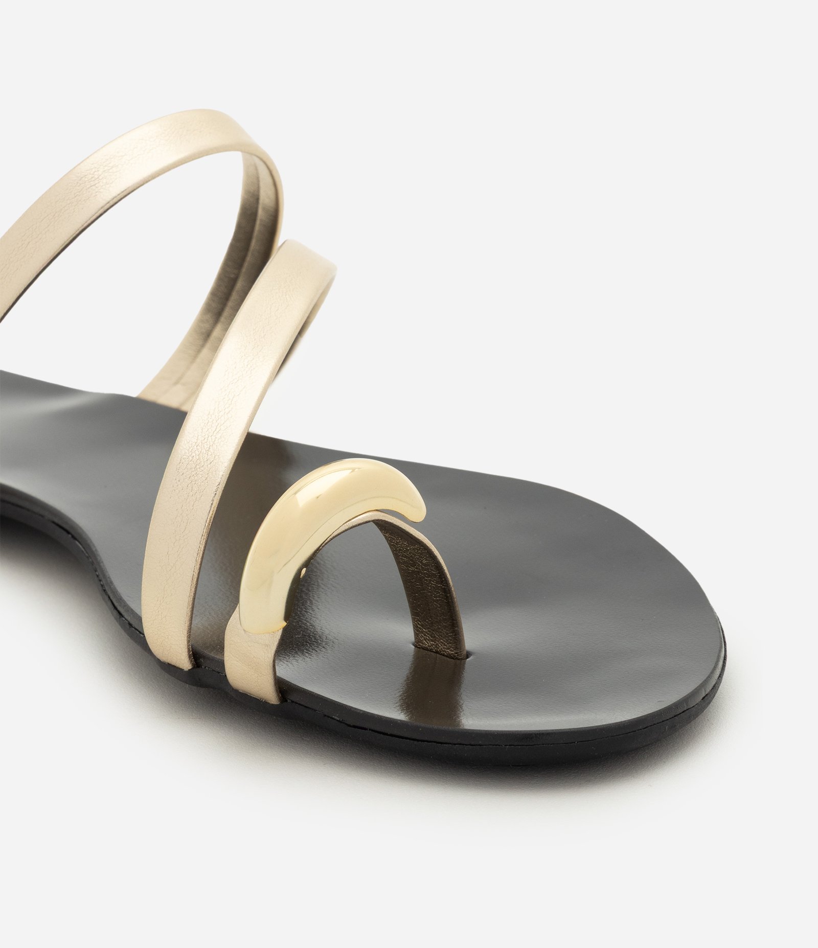 Rasteira Mule em PU com Dedeira Bold Dourado 7