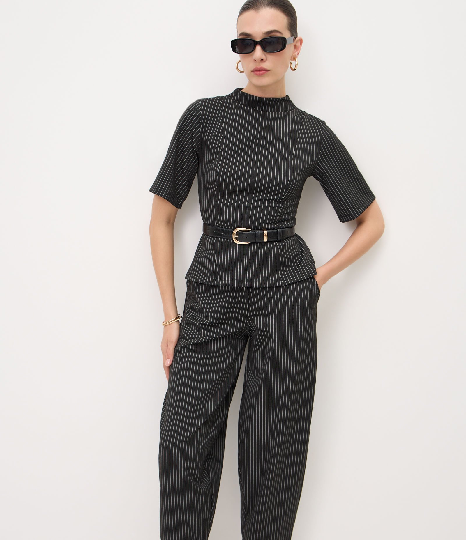 Calça Barrel com Estampa Risca de Giz Preto 2