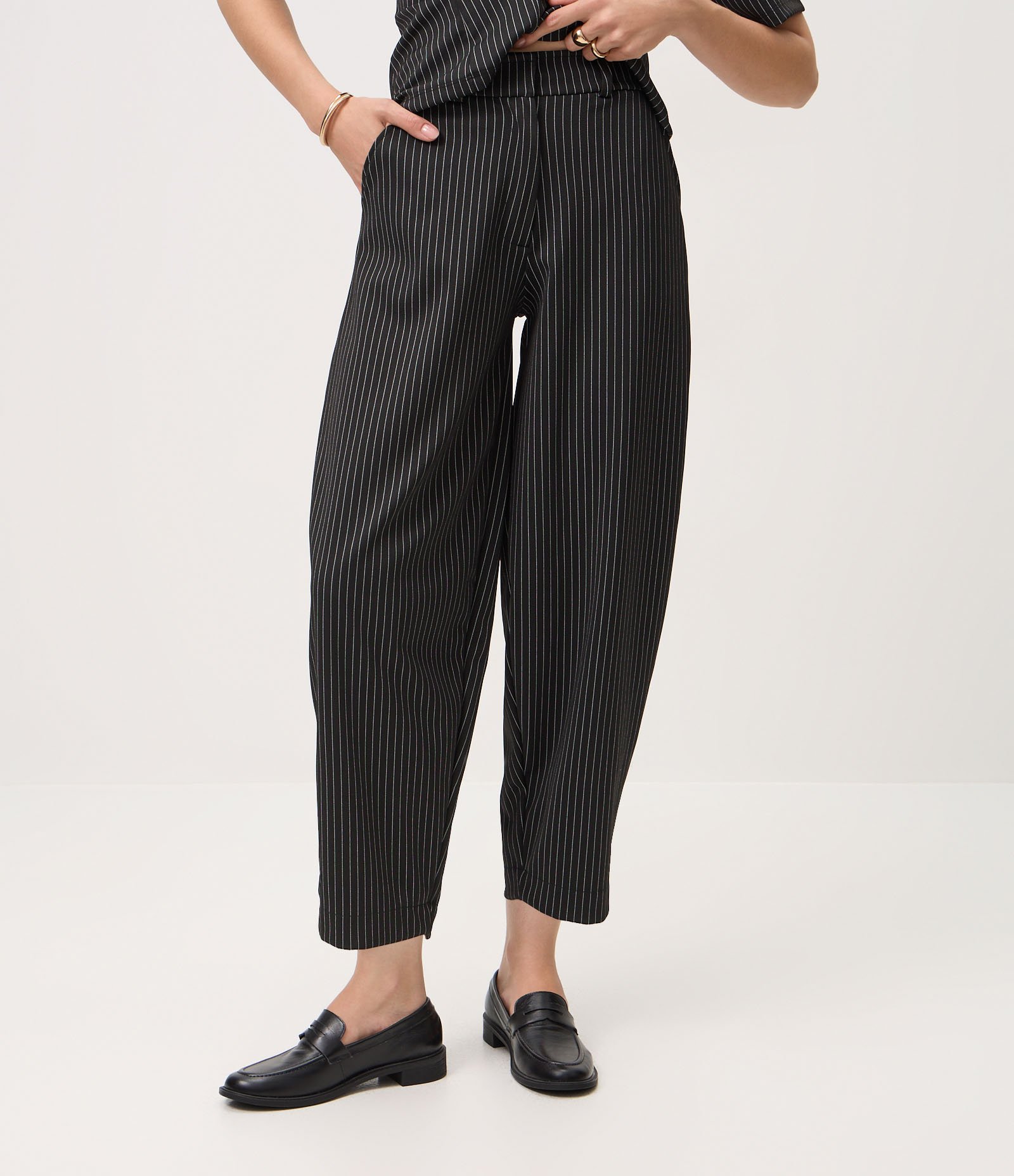Calça Barrel com Estampa Risca de Giz Preto 3
