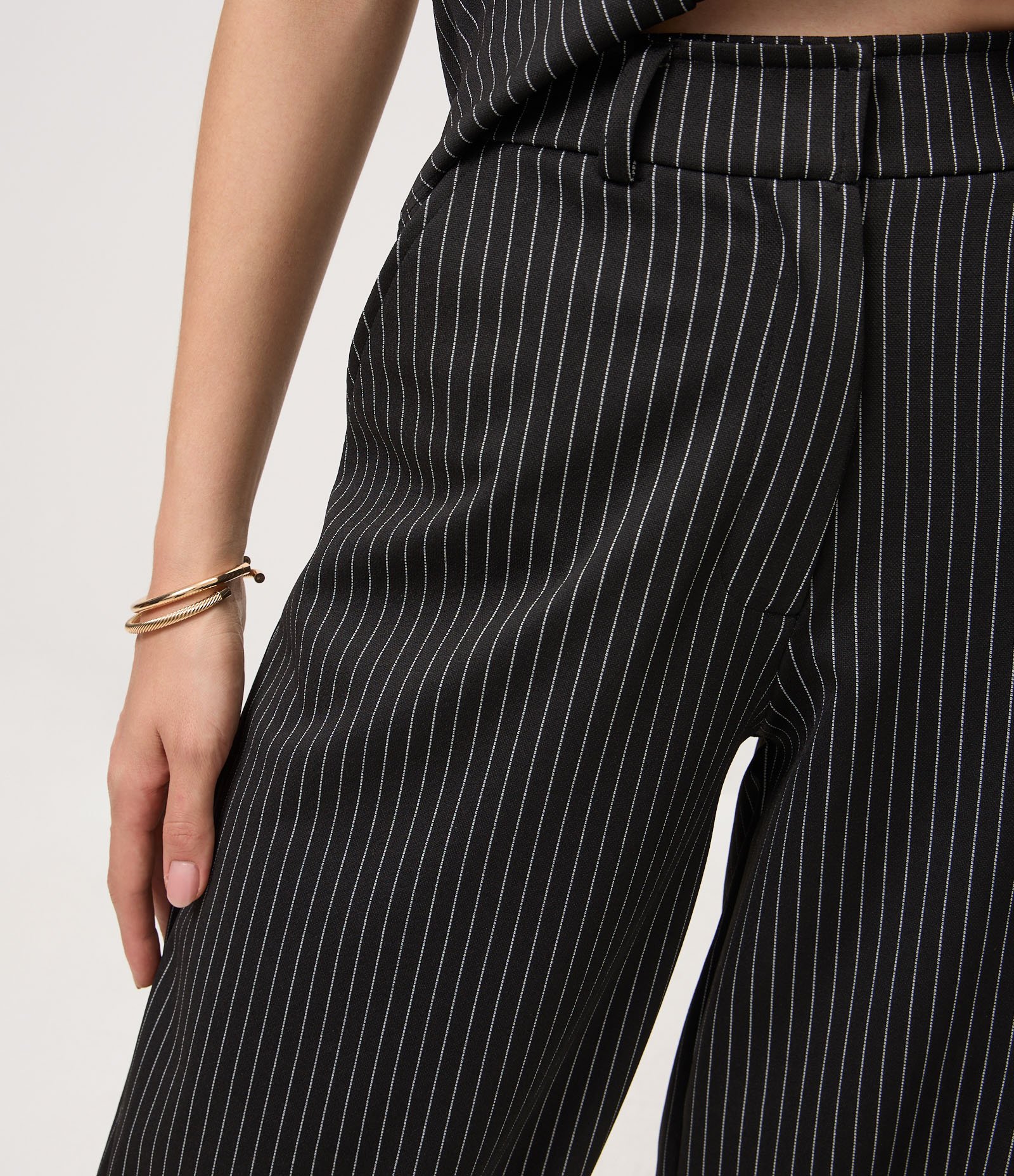 Calça Barrel com Estampa Risca de Giz Preto 4