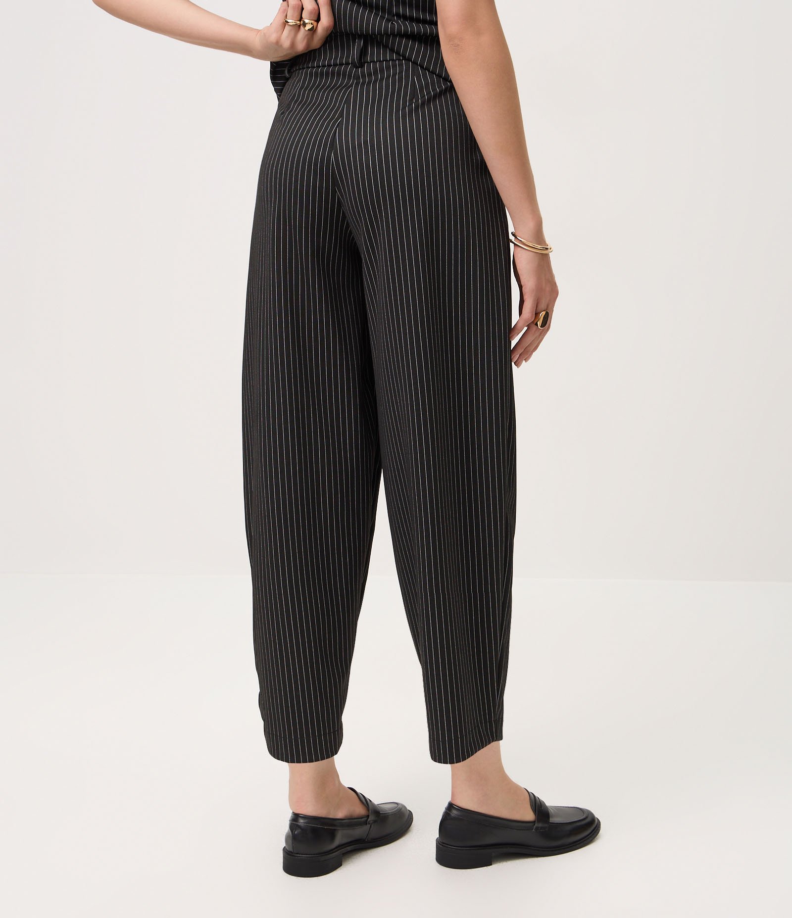 Calça Barrel com Estampa Risca de Giz Preto 5