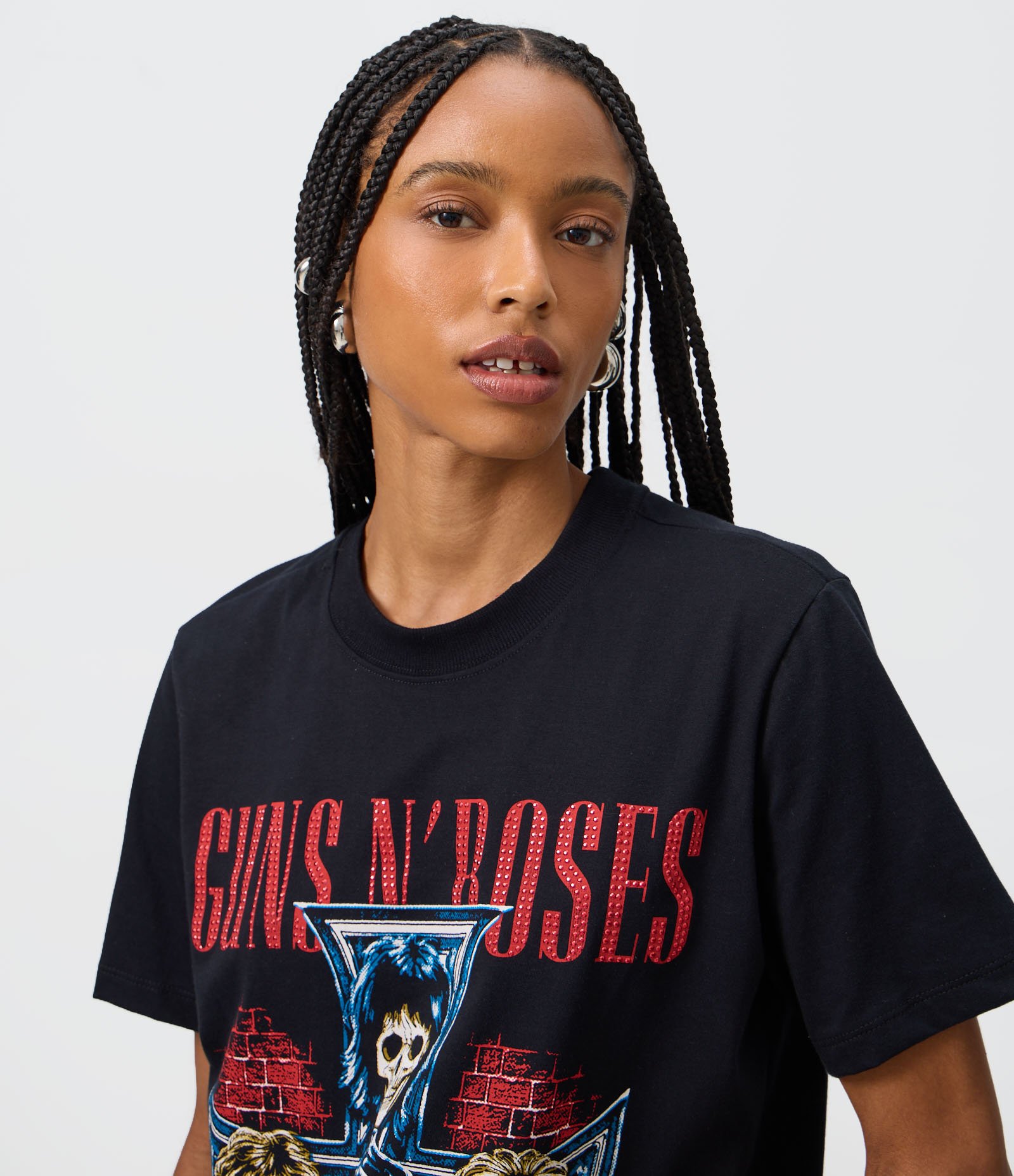 Camiseta com Estampa Guns N’ Roses e Aplicações no Lettering Preto 2