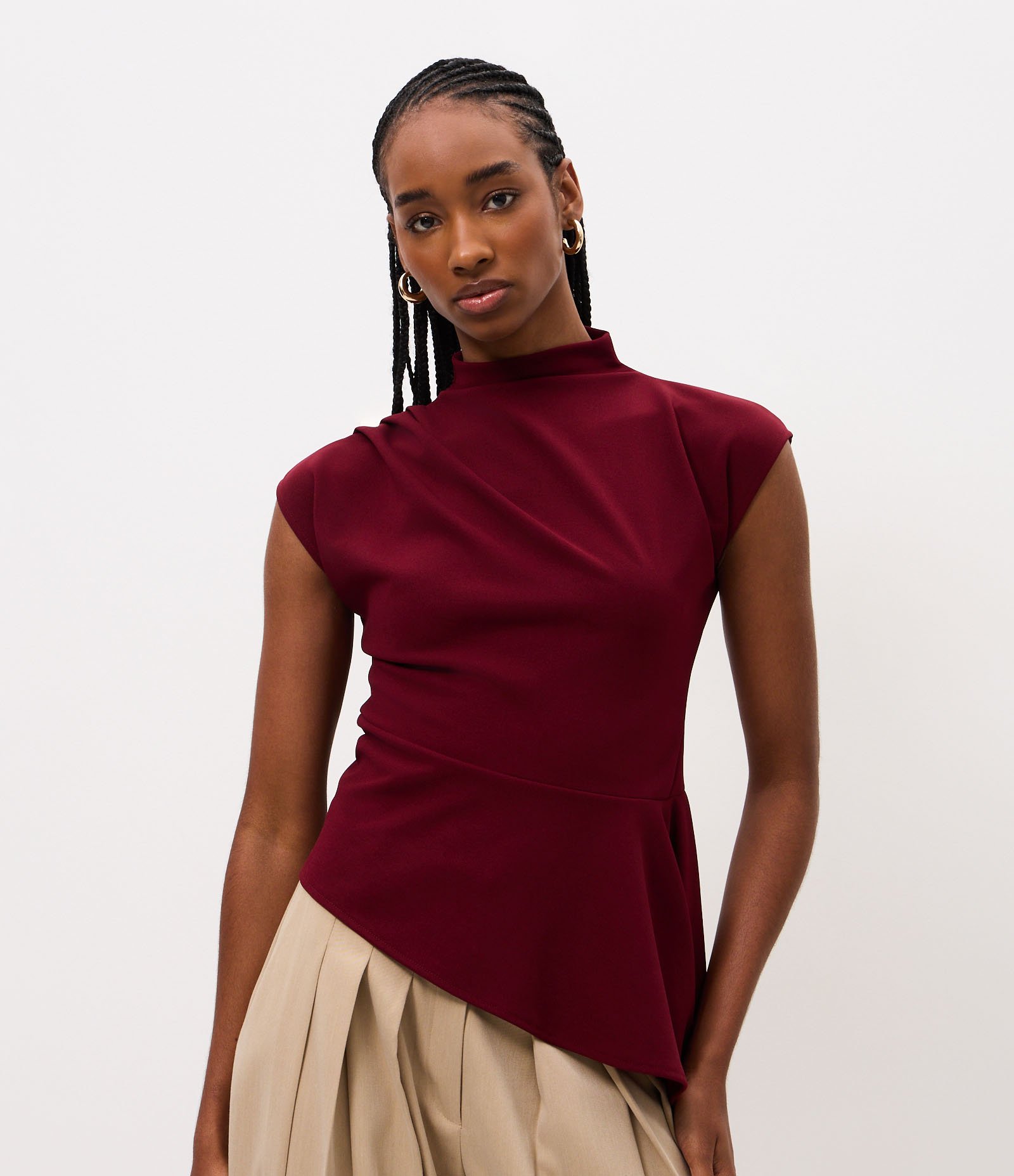 Blusa Assimétrica Estruturada com Gola Alta Vinho 1