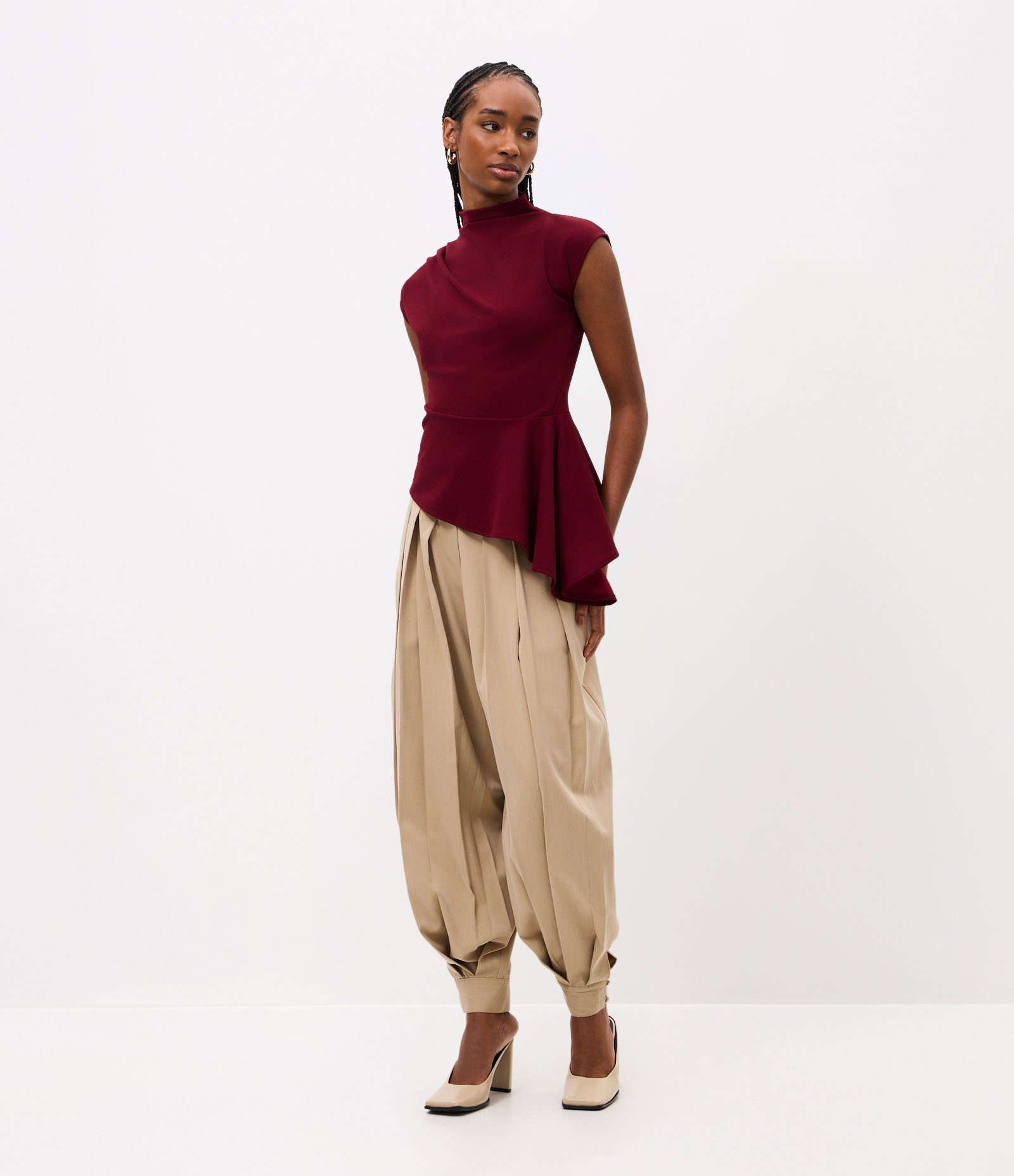 Blusa Assimétrica Estruturada com Gola Alta Vinho 2