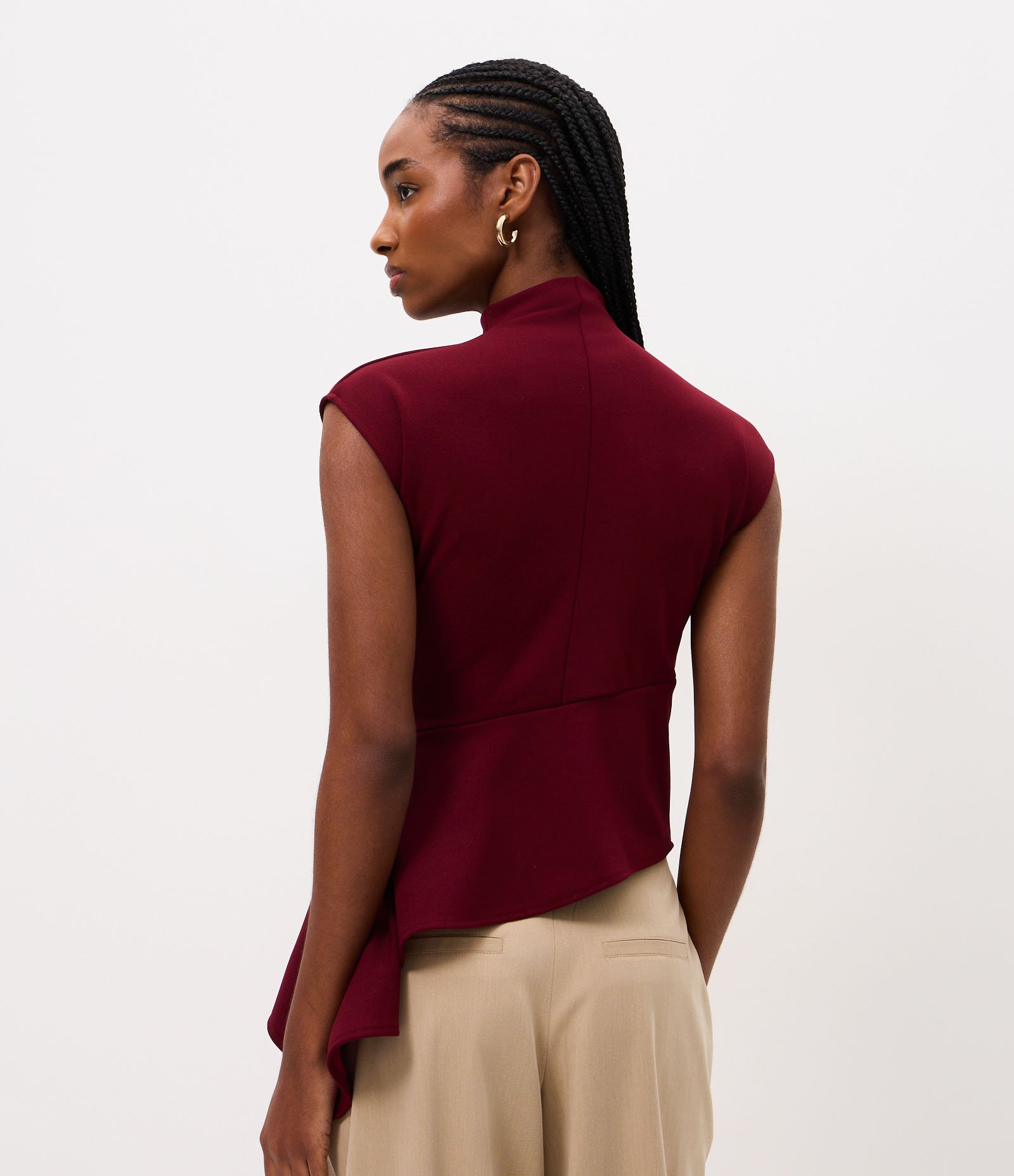Blusa Assimétrica Estruturada com Gola Alta Vinho 4