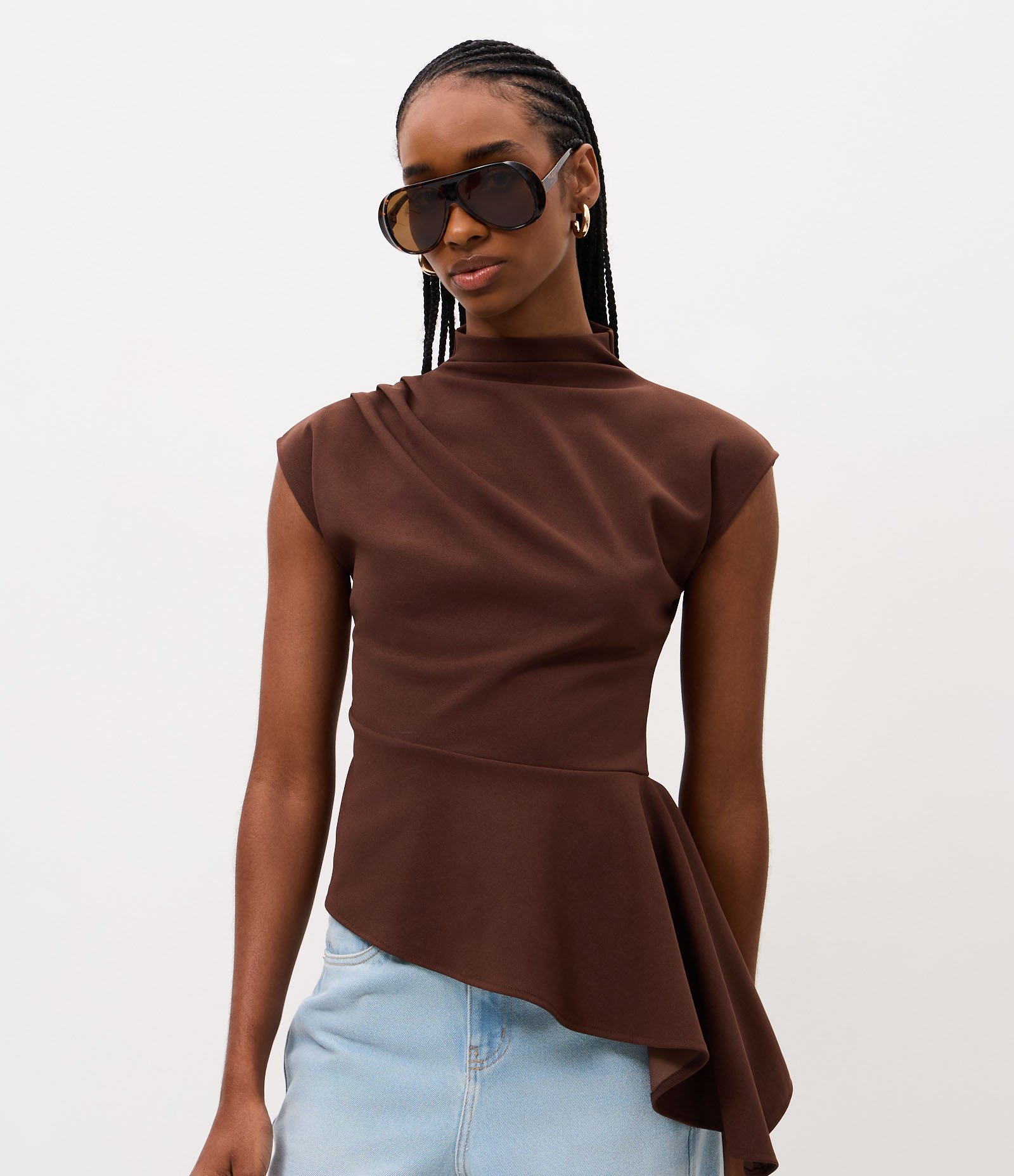 Blusa Assimétrica Estruturada com Gola Alta Marrom 1
