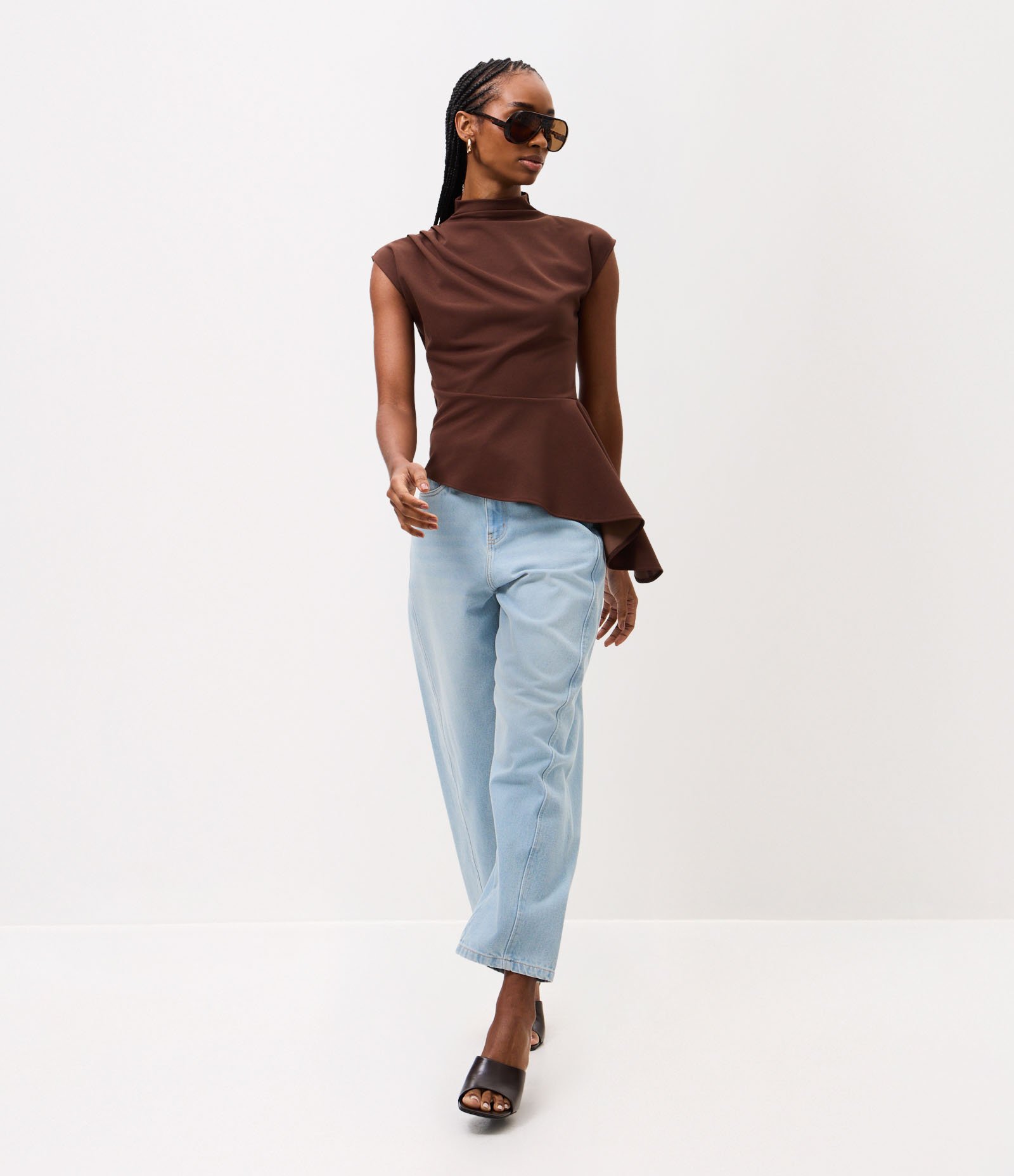 Blusa Assimétrica Estruturada com Gola Alta Marrom 2