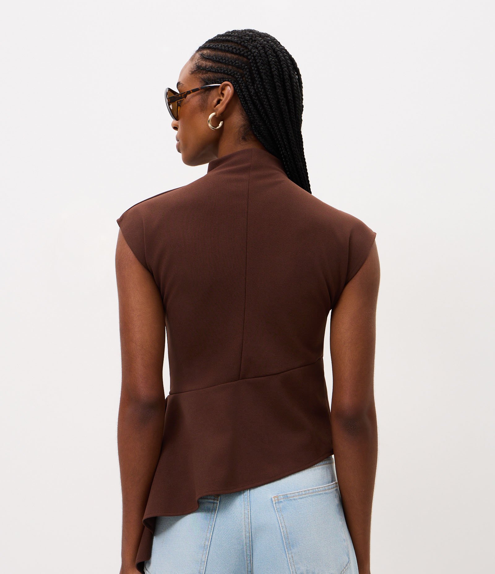 Blusa Assimétrica Estruturada com Gola Alta Marrom 4