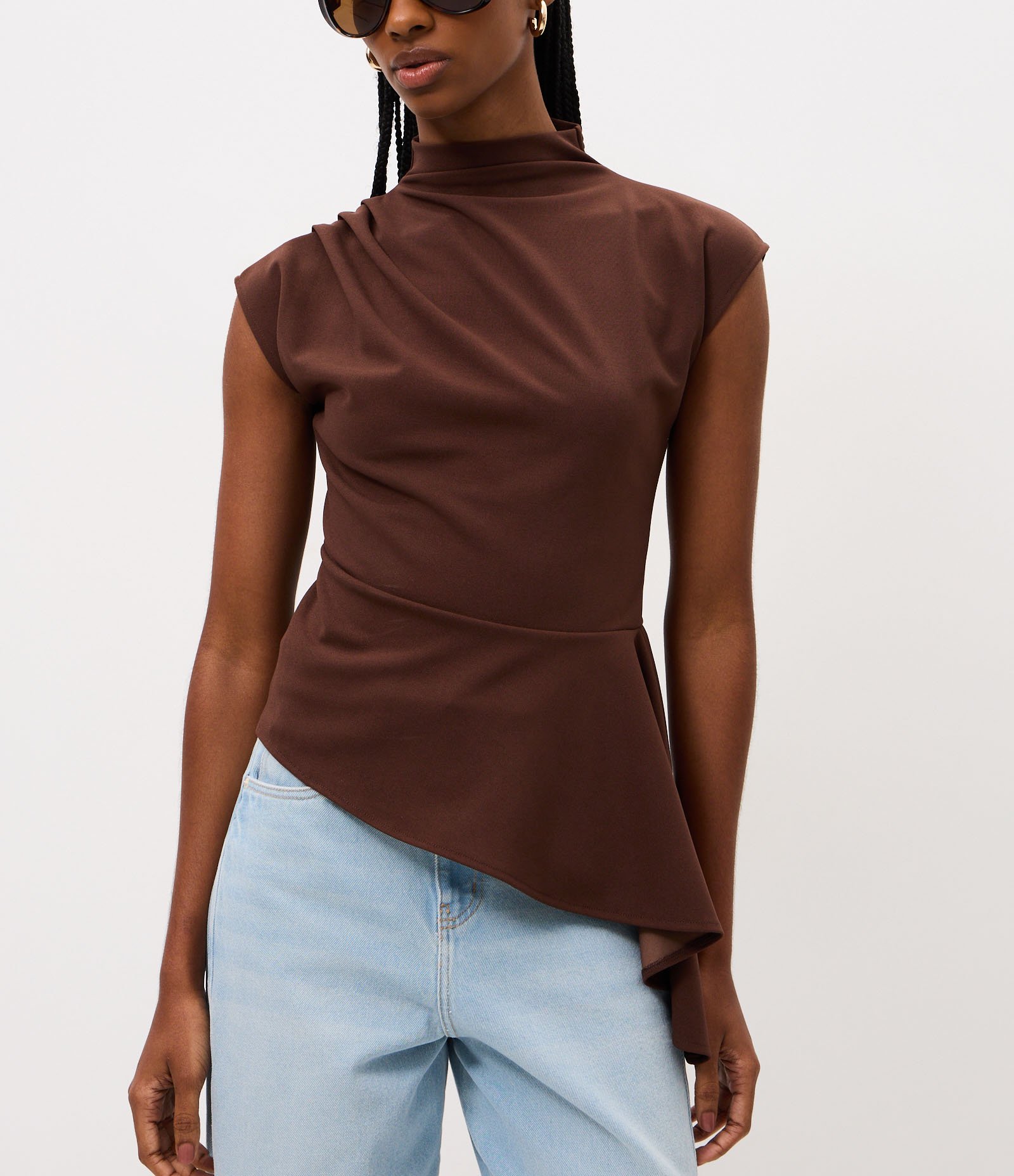 Blusa Assimétrica Estruturada com Gola Alta Marrom 5