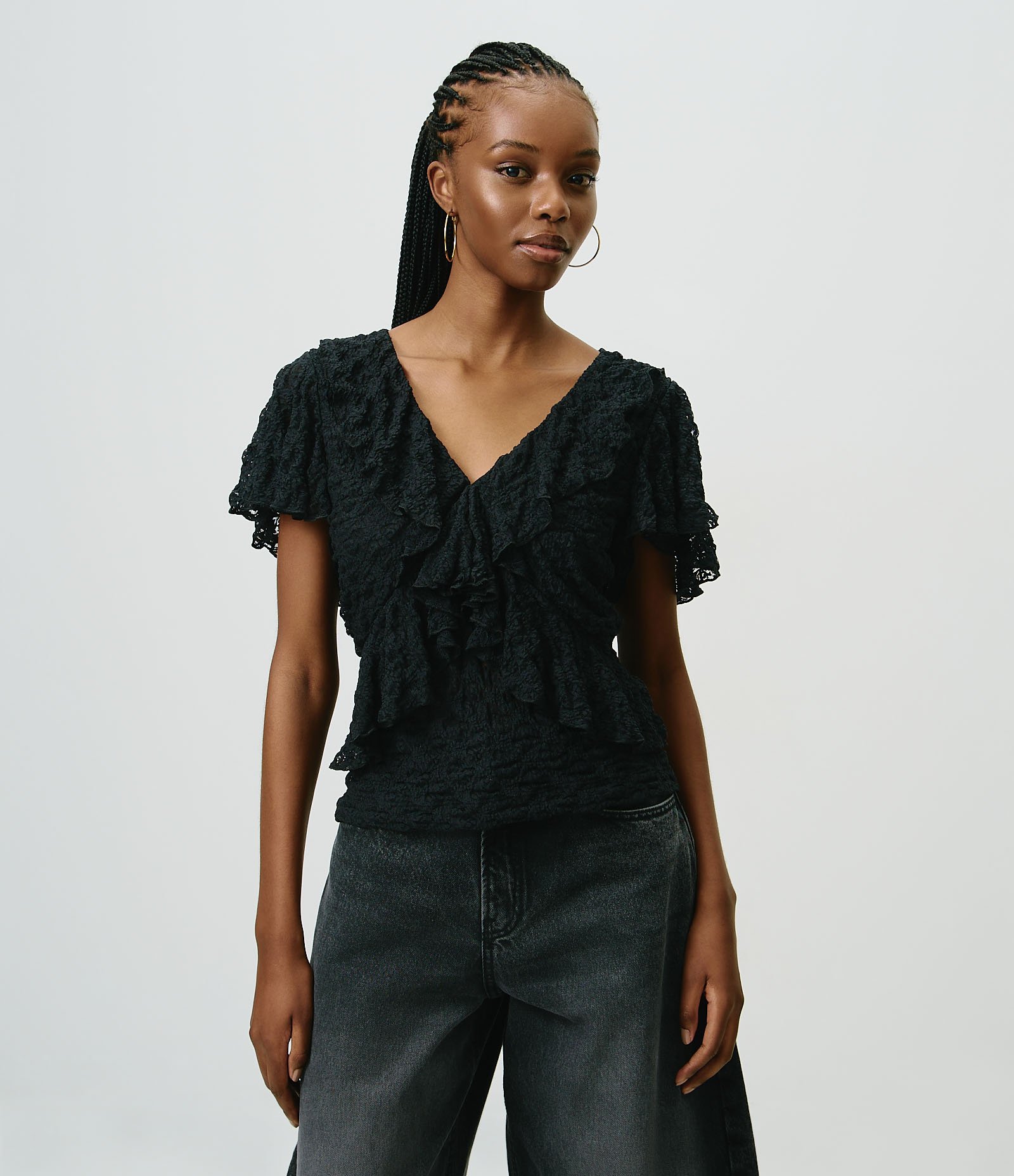 Blusa com Renda Aplicada e Babados Preto 1