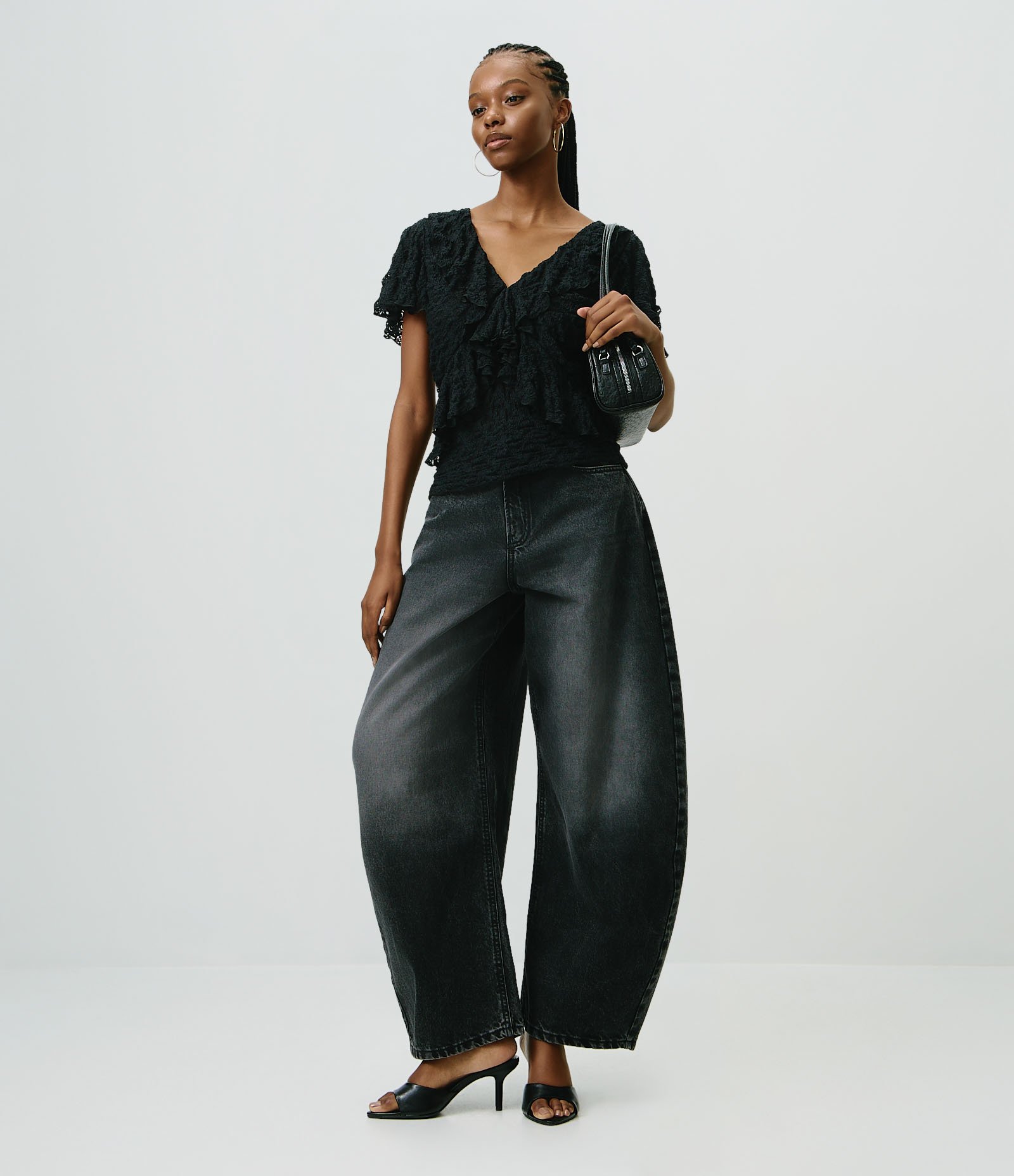 Blusa com Renda Aplicada e Babados Preto 2