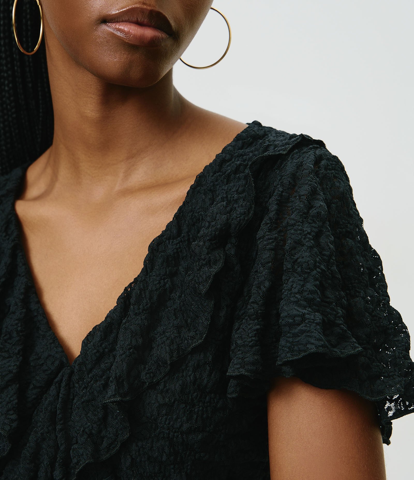 Blusa com Renda Aplicada e Babados Preto 3