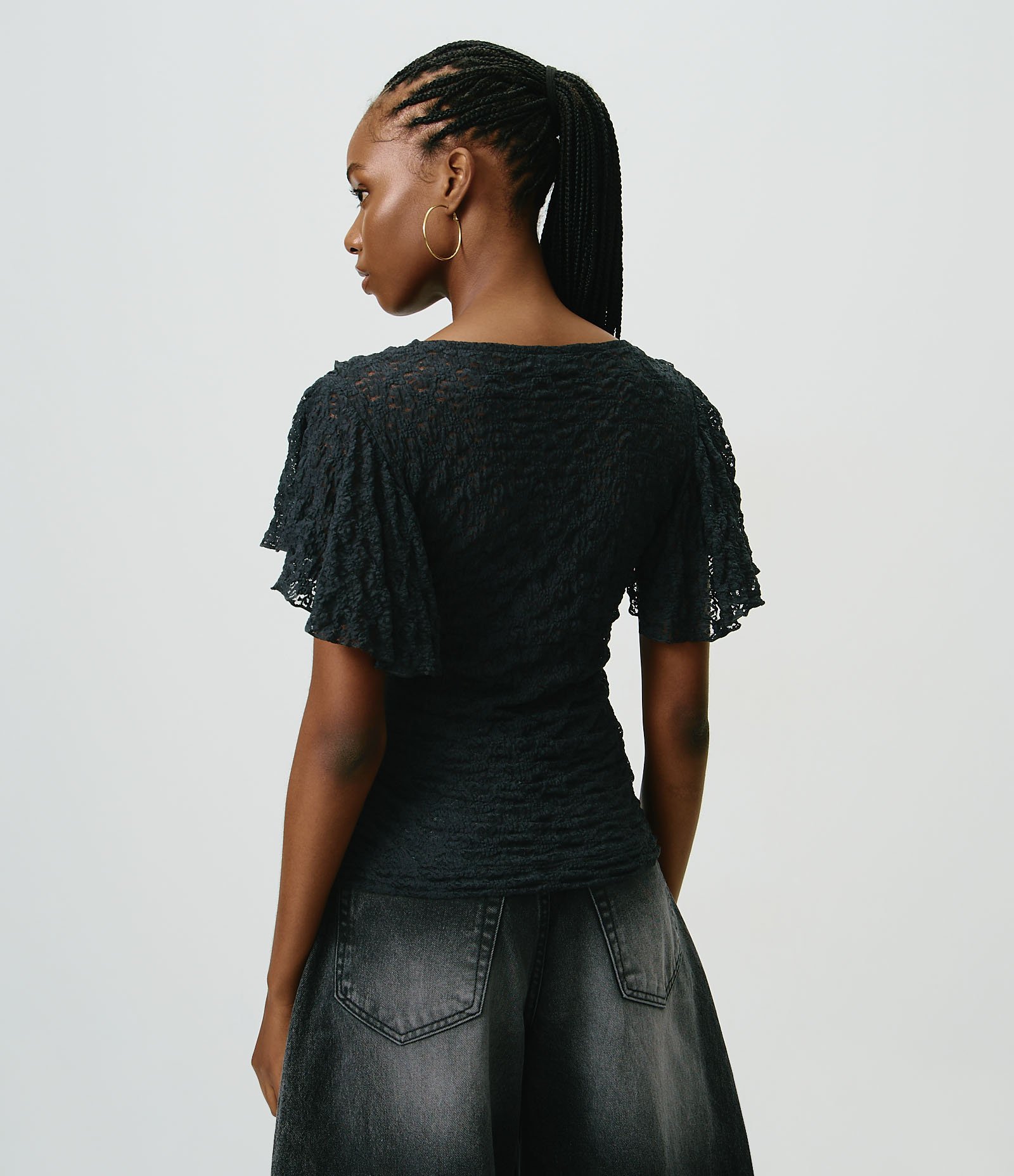 Blusa com Renda Aplicada e Babados Preto 4