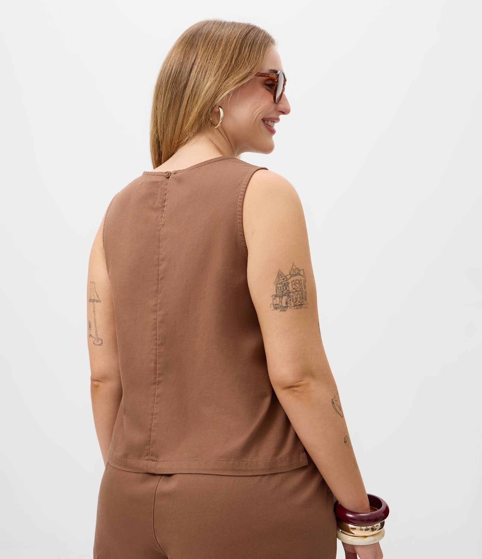 Blusa em Sarja com Alça Larga Curve & Plus Size Marrom 4