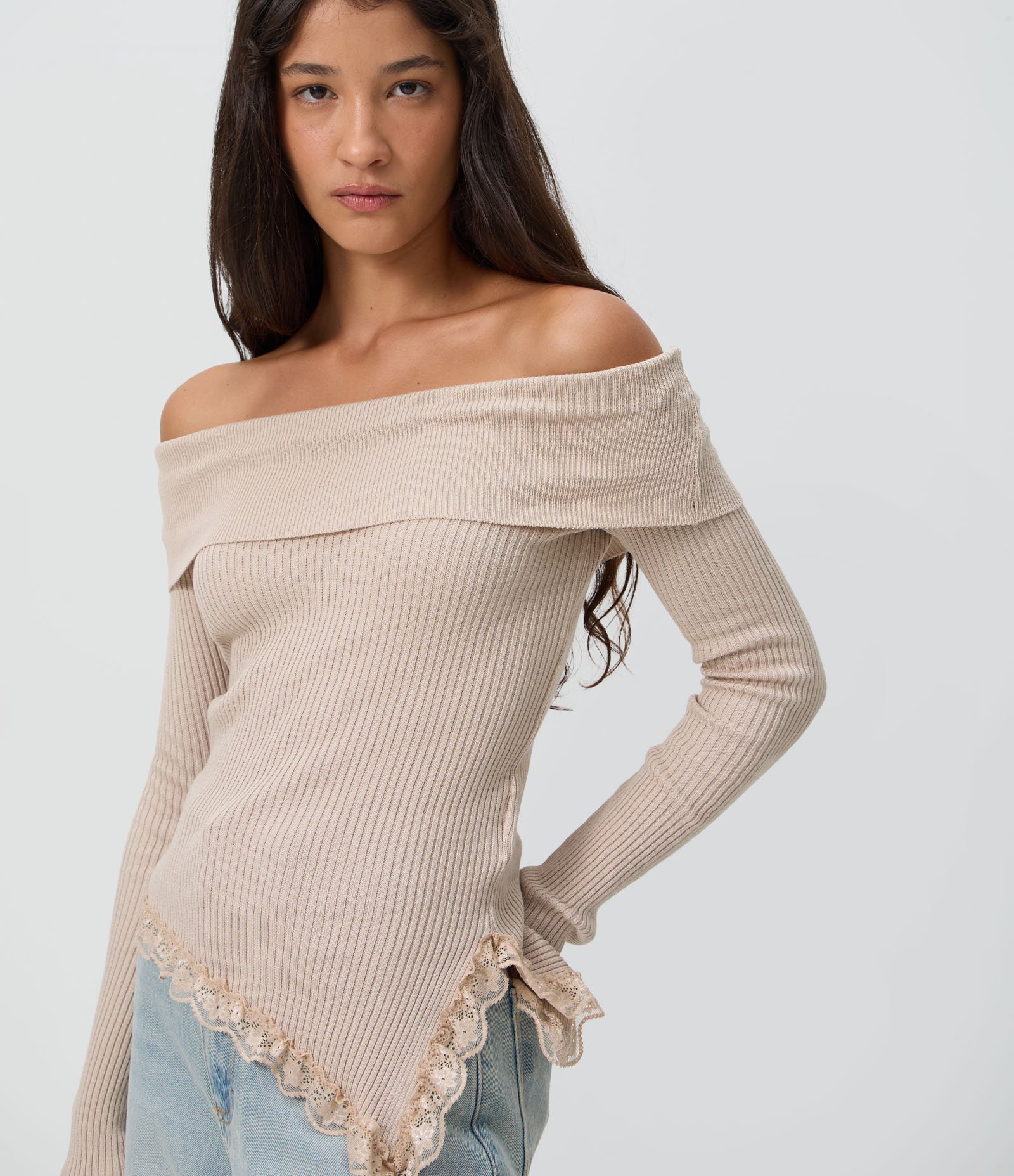 Blusa Ombro a Ombro em Tricô Canelado com Barra Assimétrica Rendada Bege 1