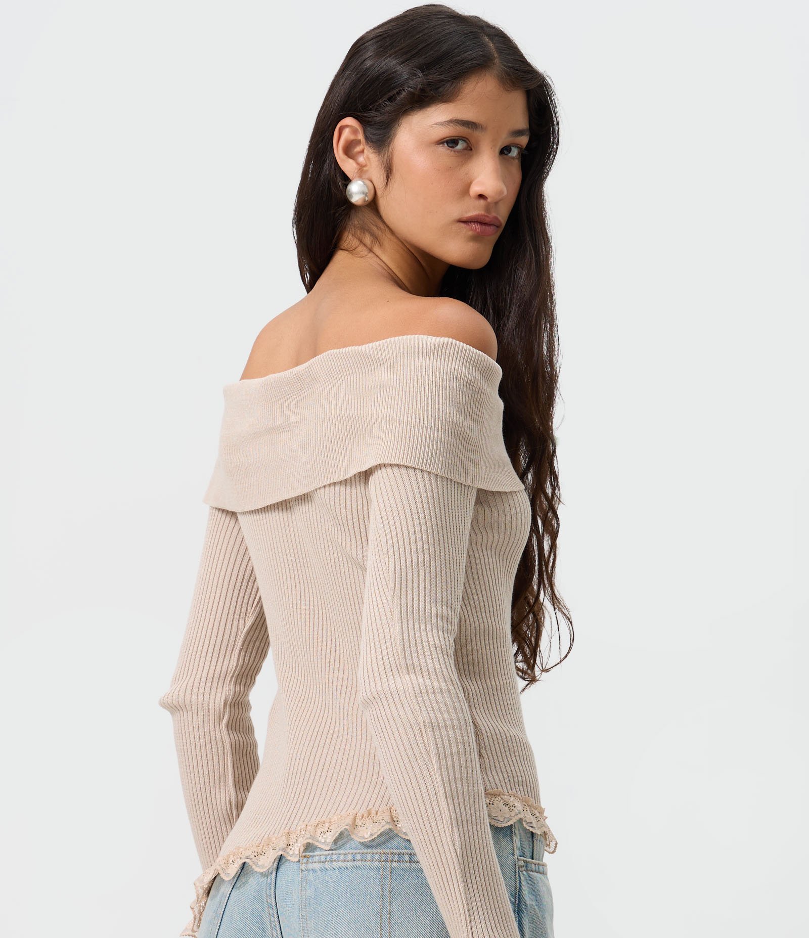 Blusa Ombro a Ombro em Tricô Canelado com Barra Assimétrica Rendada Bege 4