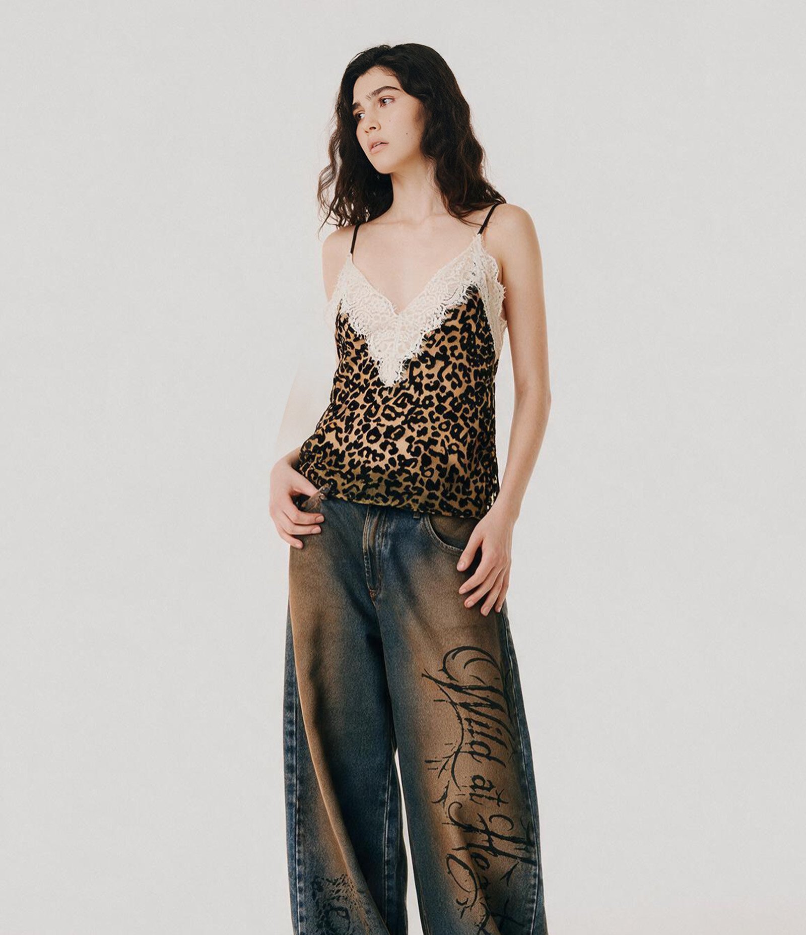 Blusa de Alças com Estampa Animal Print e Renda Marrom 1