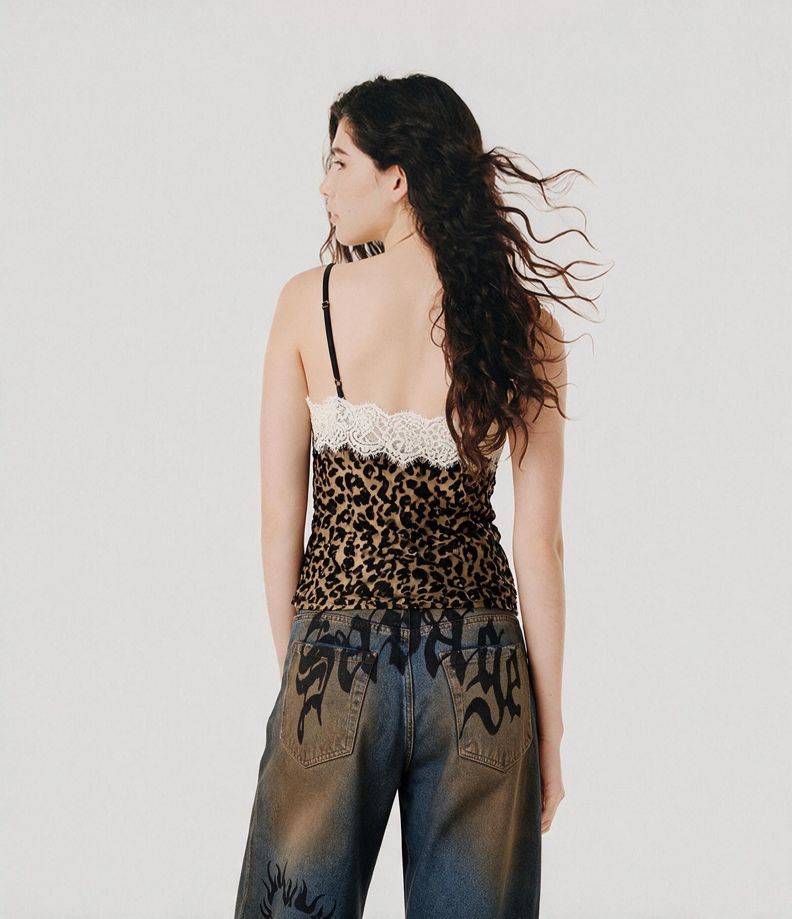 Blusa de Alças com Estampa Animal Print e Renda Marrom 4