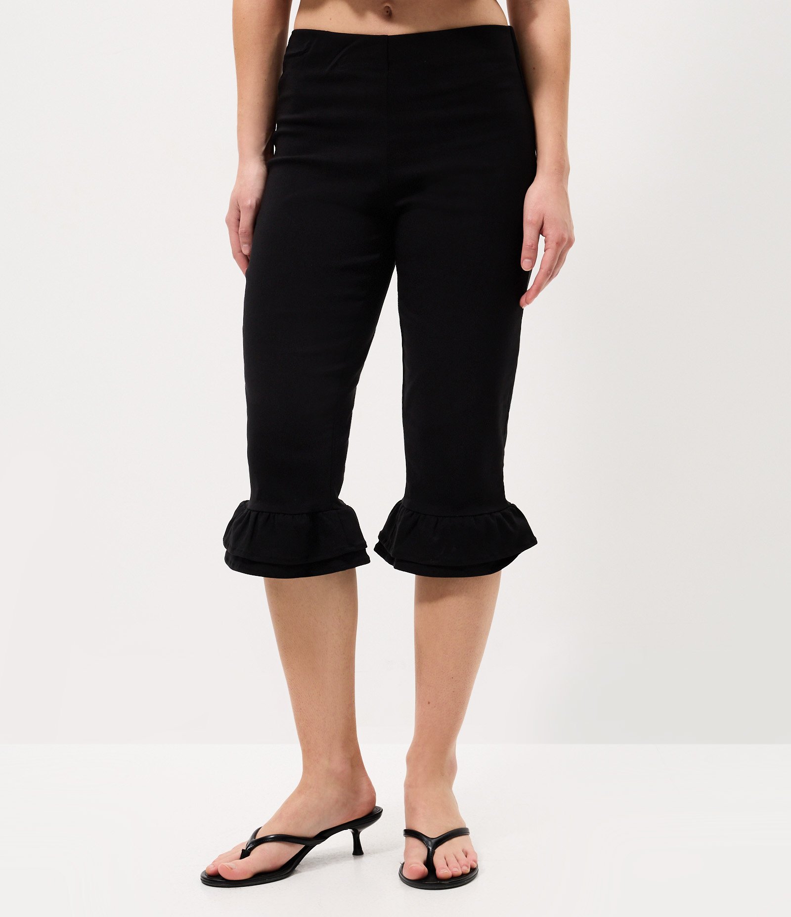 Calça Capri em Bengaline com Cintura Alta e Babado na Barra Preto 2