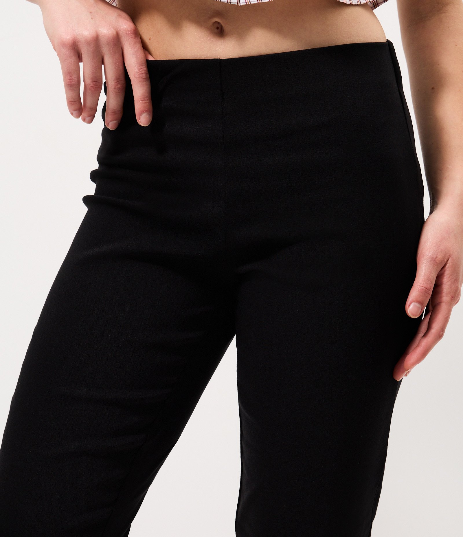 Calça Capri em Bengaline com Cintura Alta e Babado na Barra Preto 3