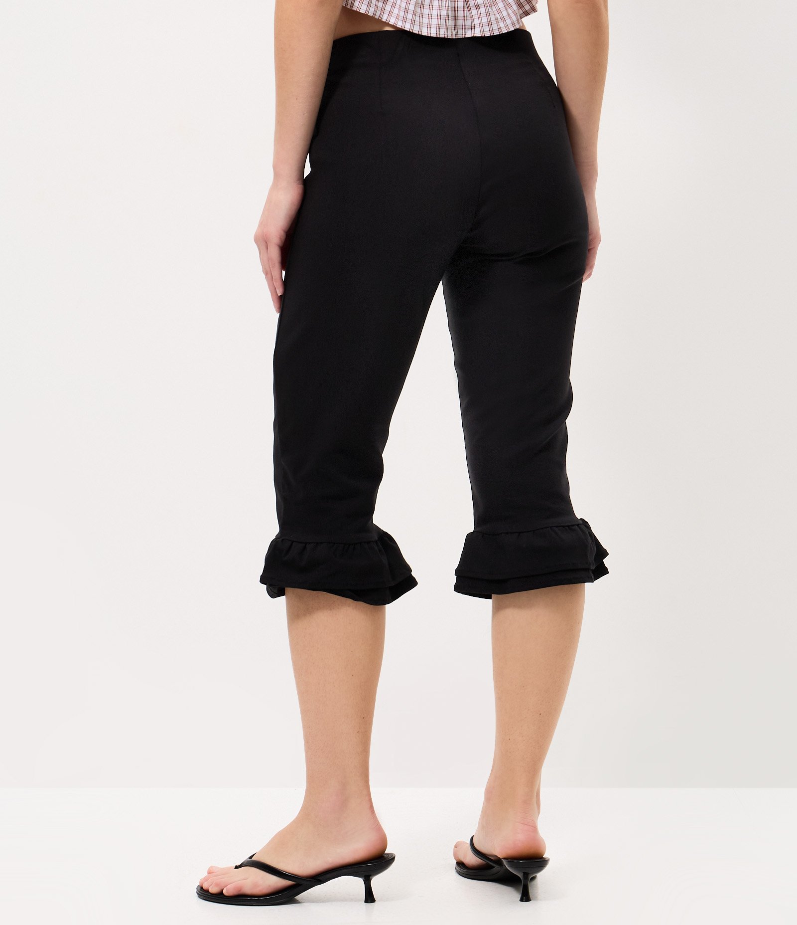 Calça Capri em Bengaline com Cintura Alta e Babado na Barra Preto 4