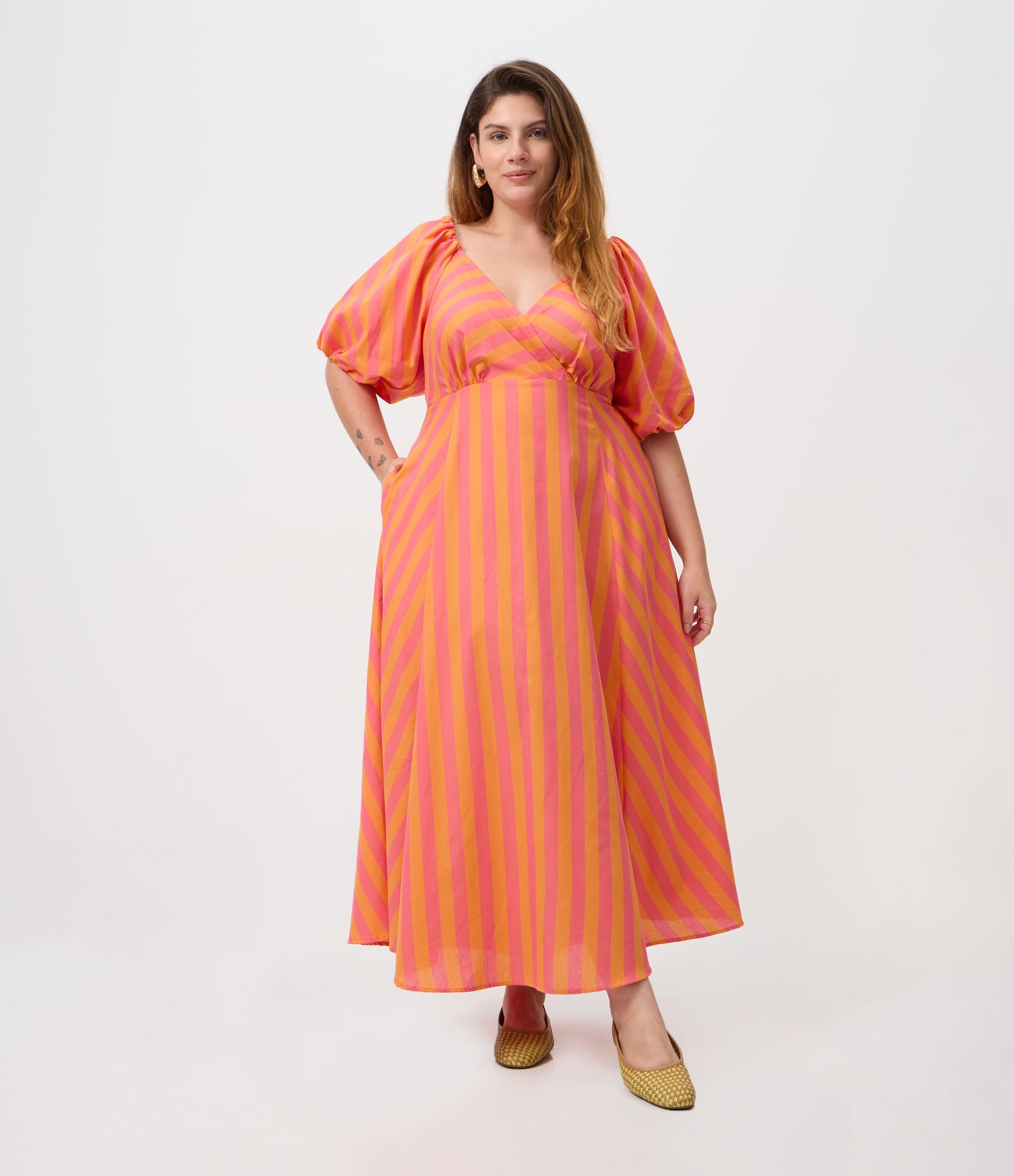 Vestido Midi em Algodão Listrado Bicolor e Transpassado Curve & Plus Size Laranja 1