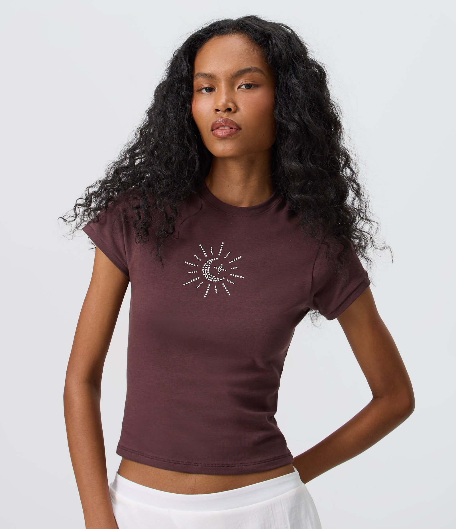 Camiseta Baby Tee com Aplicação de Brilhos em Sol Místico Marrom 1
