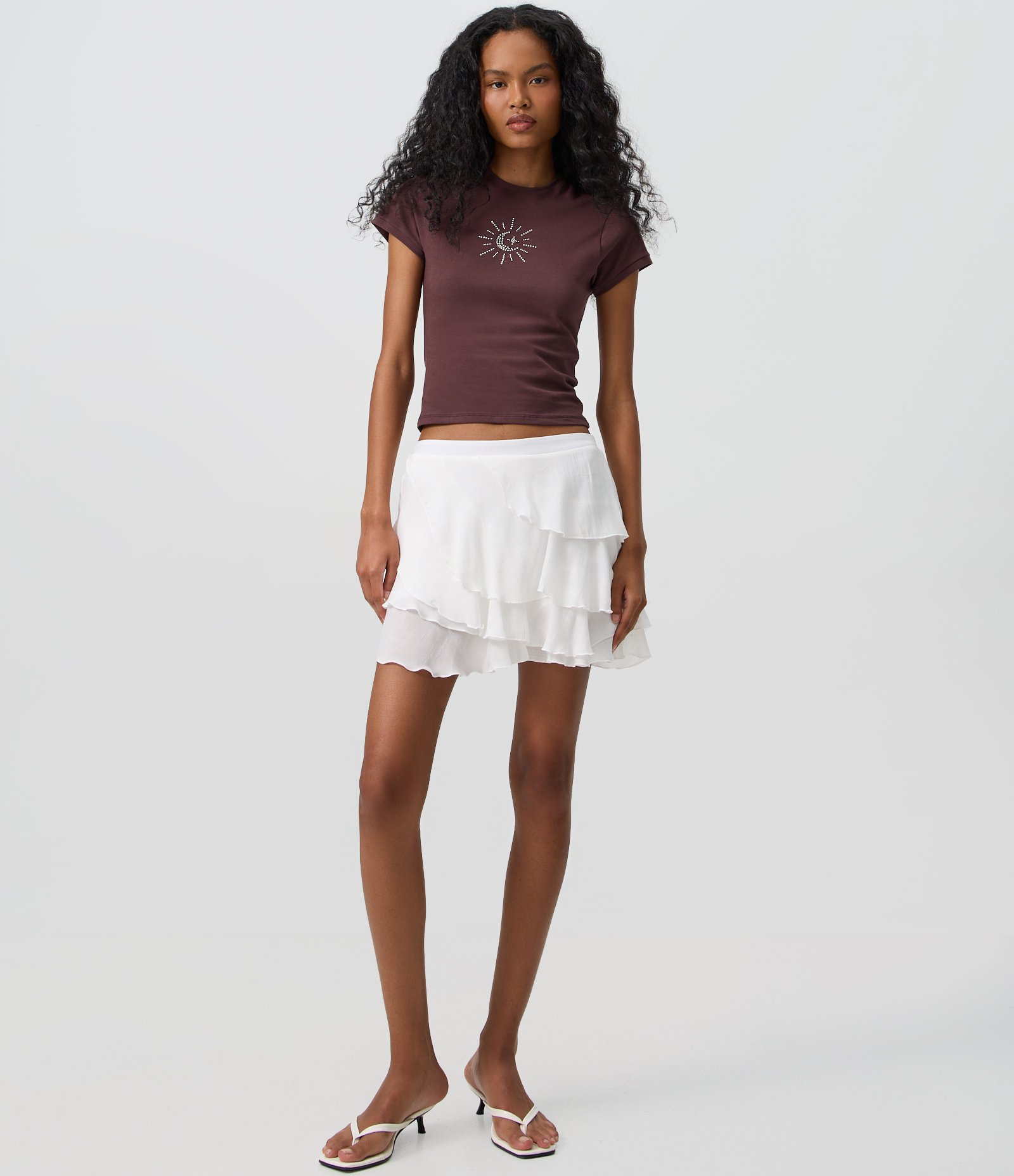 Camiseta Baby Tee com Aplicação de Brilhos em Sol Místico Marrom 2