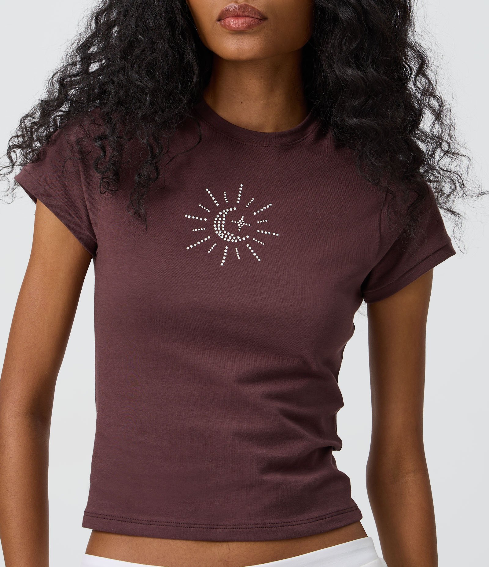 Camiseta Baby Tee com Aplicação de Brilhos em Sol Místico Marrom 3
