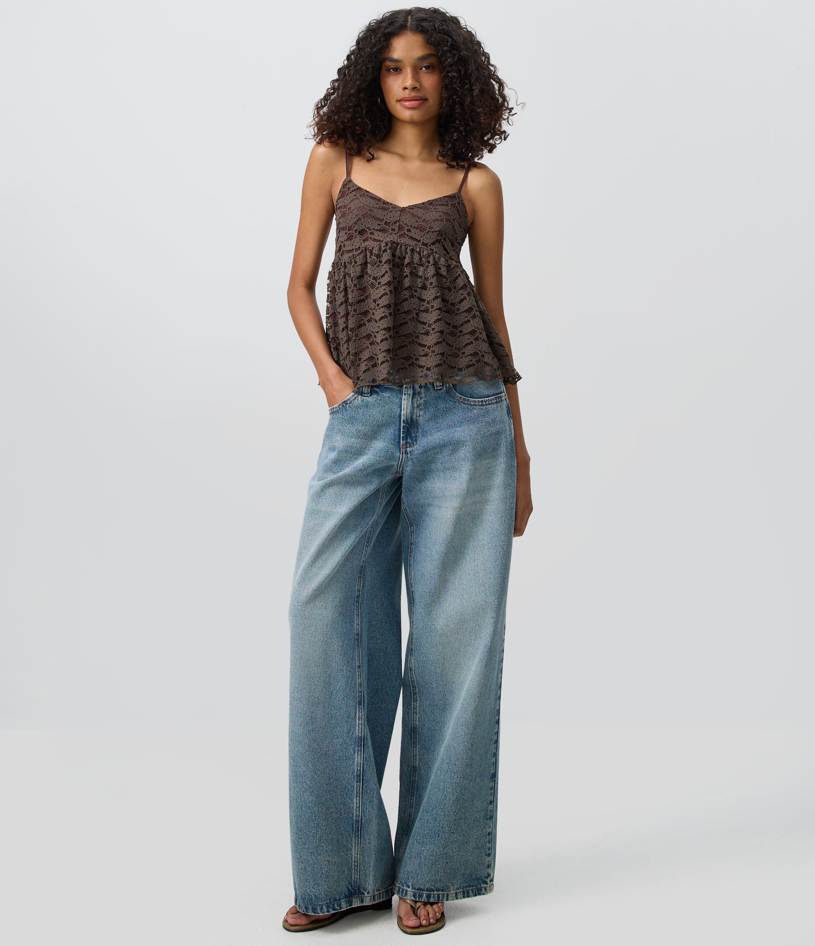 Blusa Batinha de Alcinha em Renda com Decote V Marrom 2