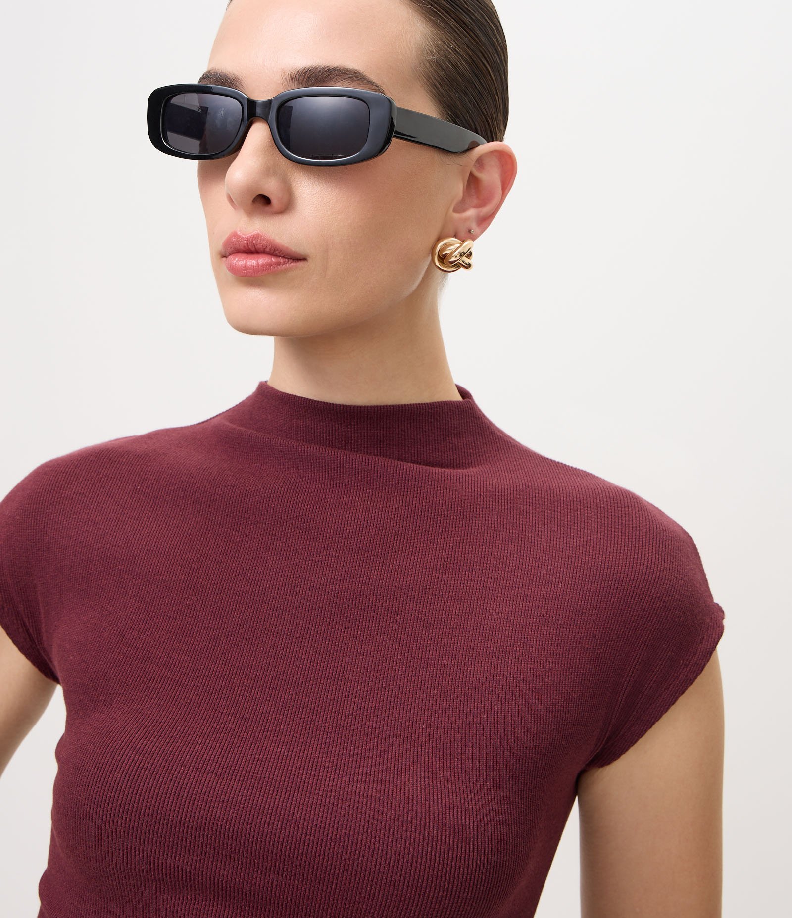 Blusa em Ribana com Gola Alta e Ombros Amplos Vinho 3