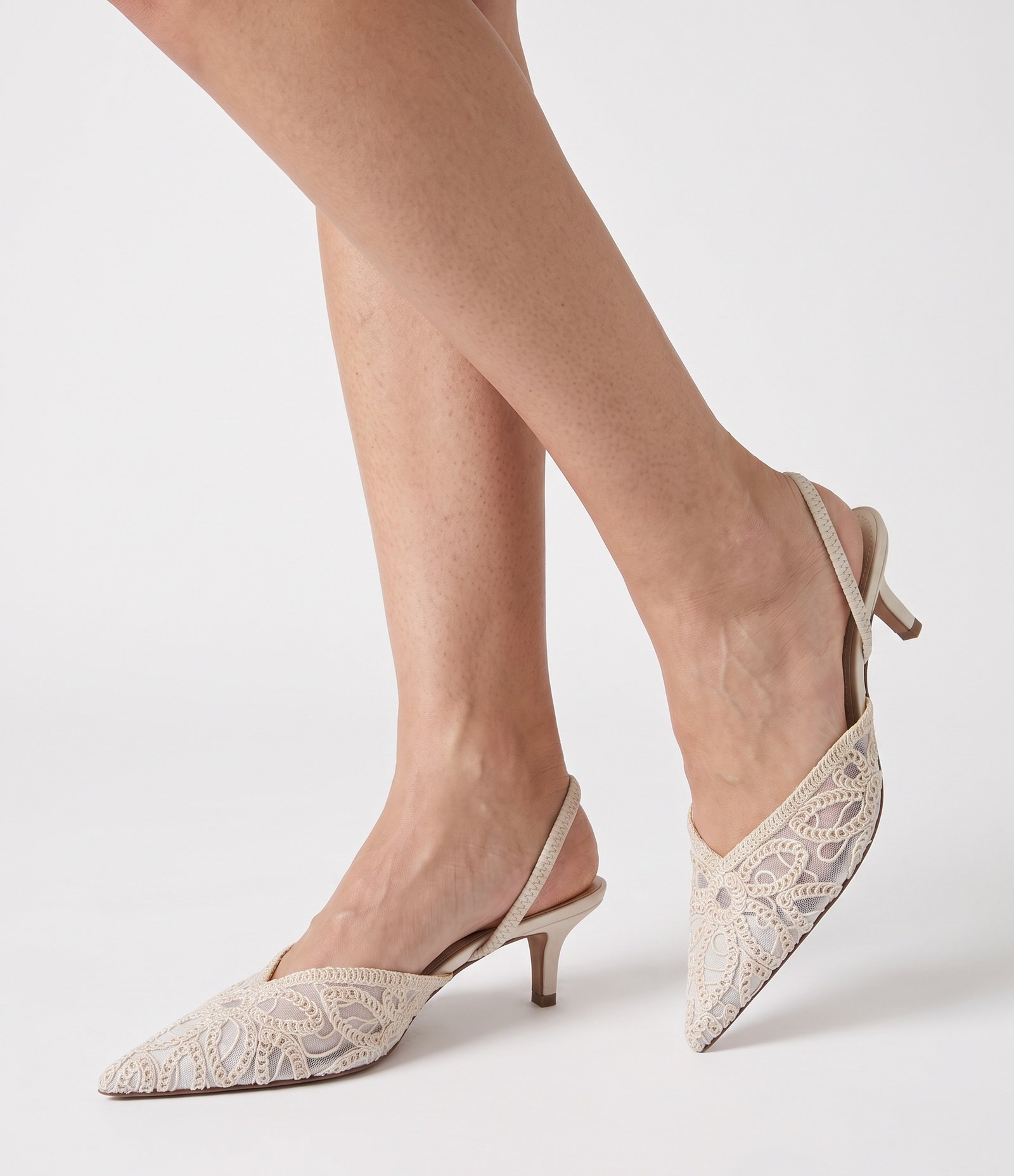 Sapato Slingback em Crochê com Bico Fino Off White 2