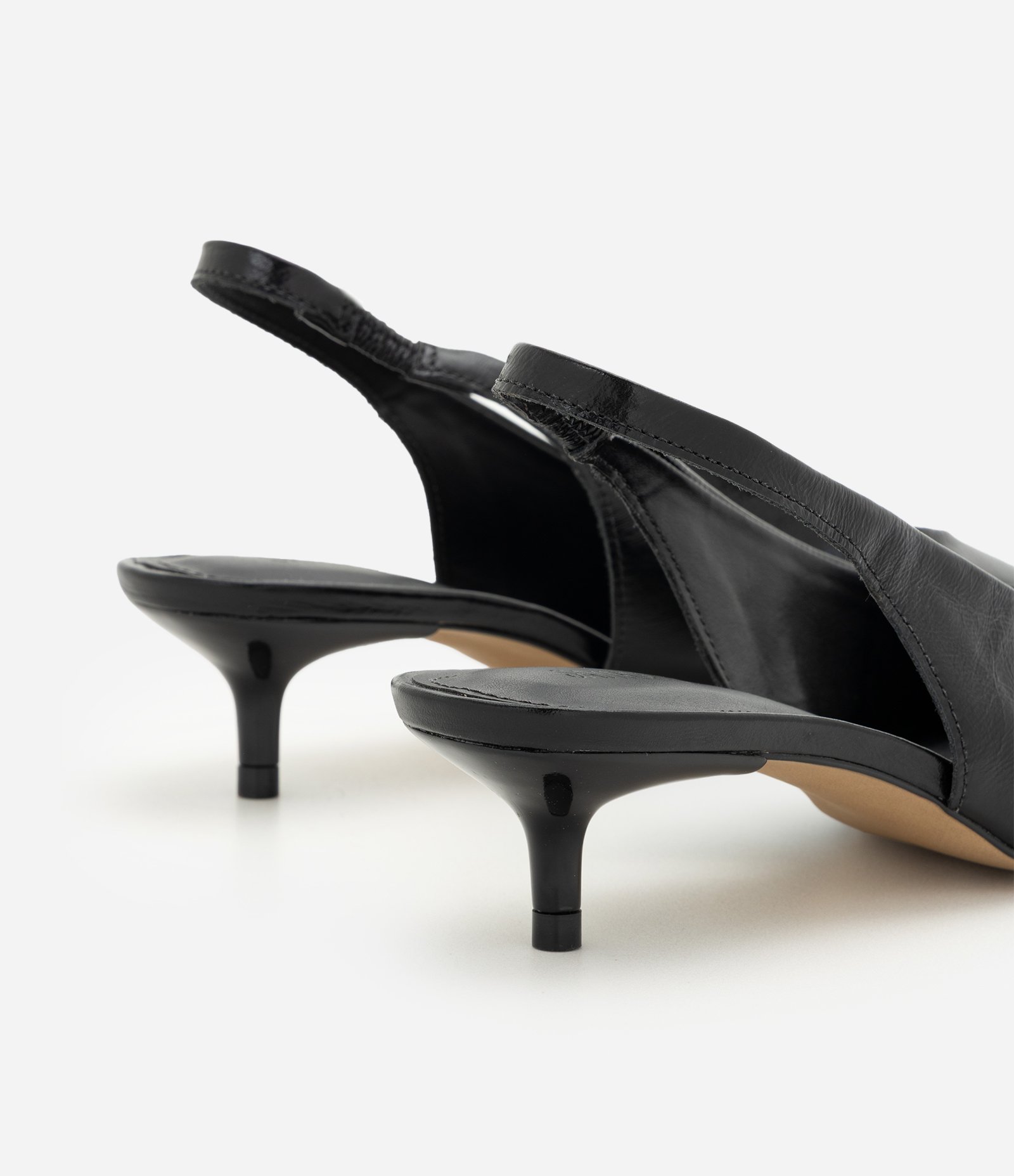 Sapato Slingback em Couro com Salto Kitten Heel Preto 4