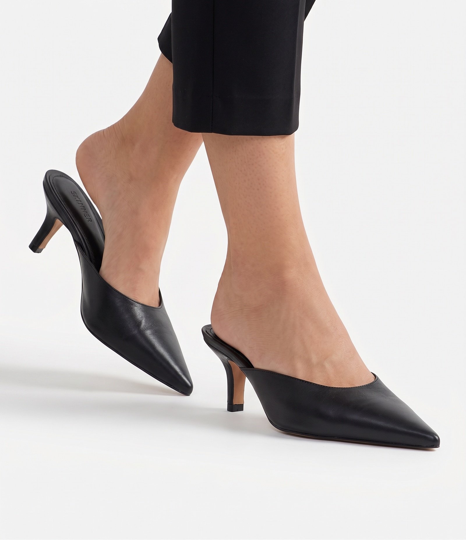 Scarpin Mule em Couro com Salto Médio Preto 2