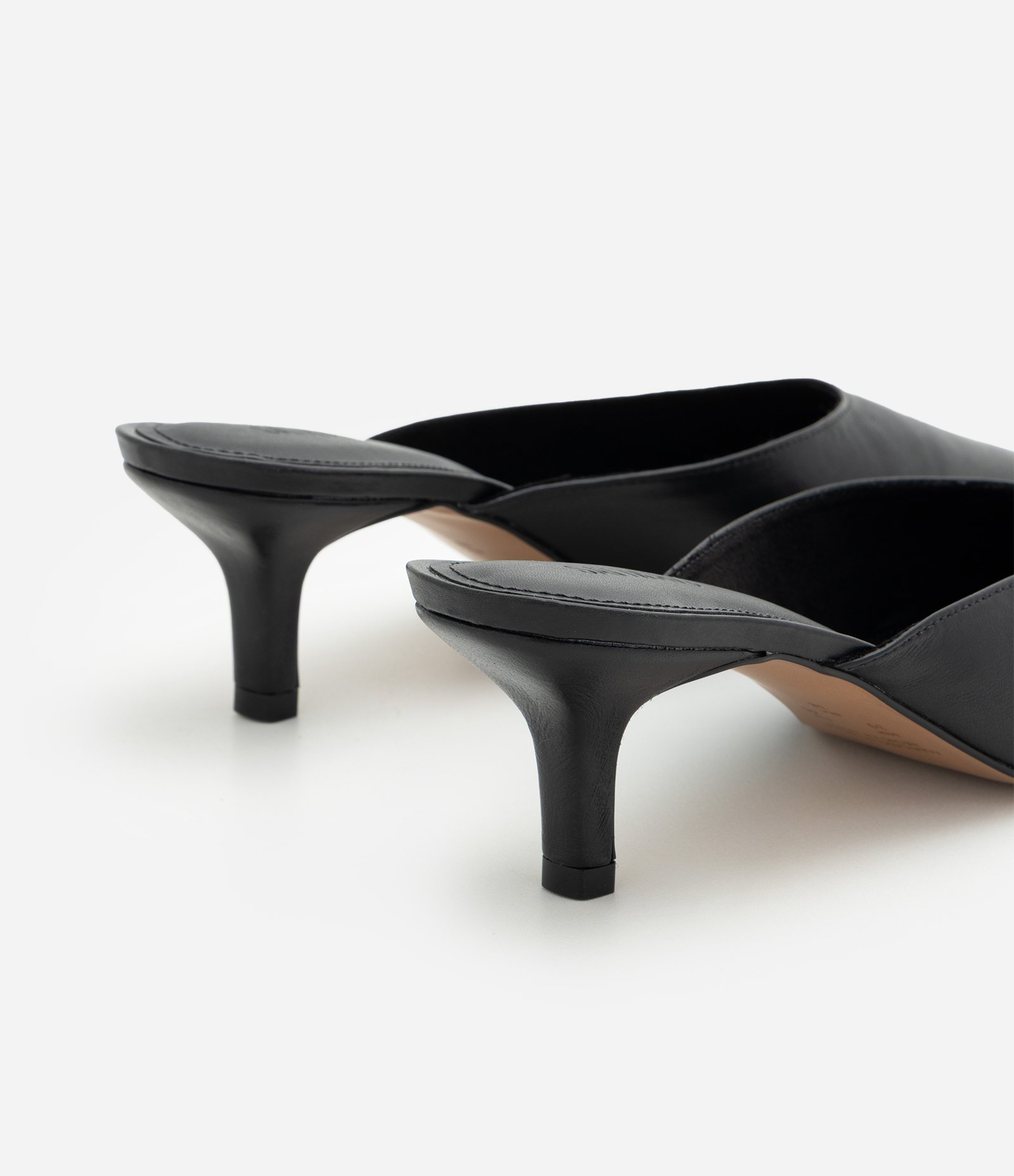 Scarpin Mule em Couro com Salto Médio Preto 5