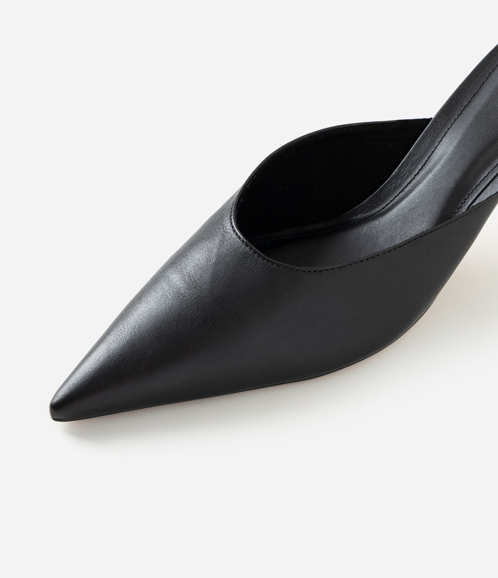 Scarpin Mule em Couro com Salto Médio Preto 6