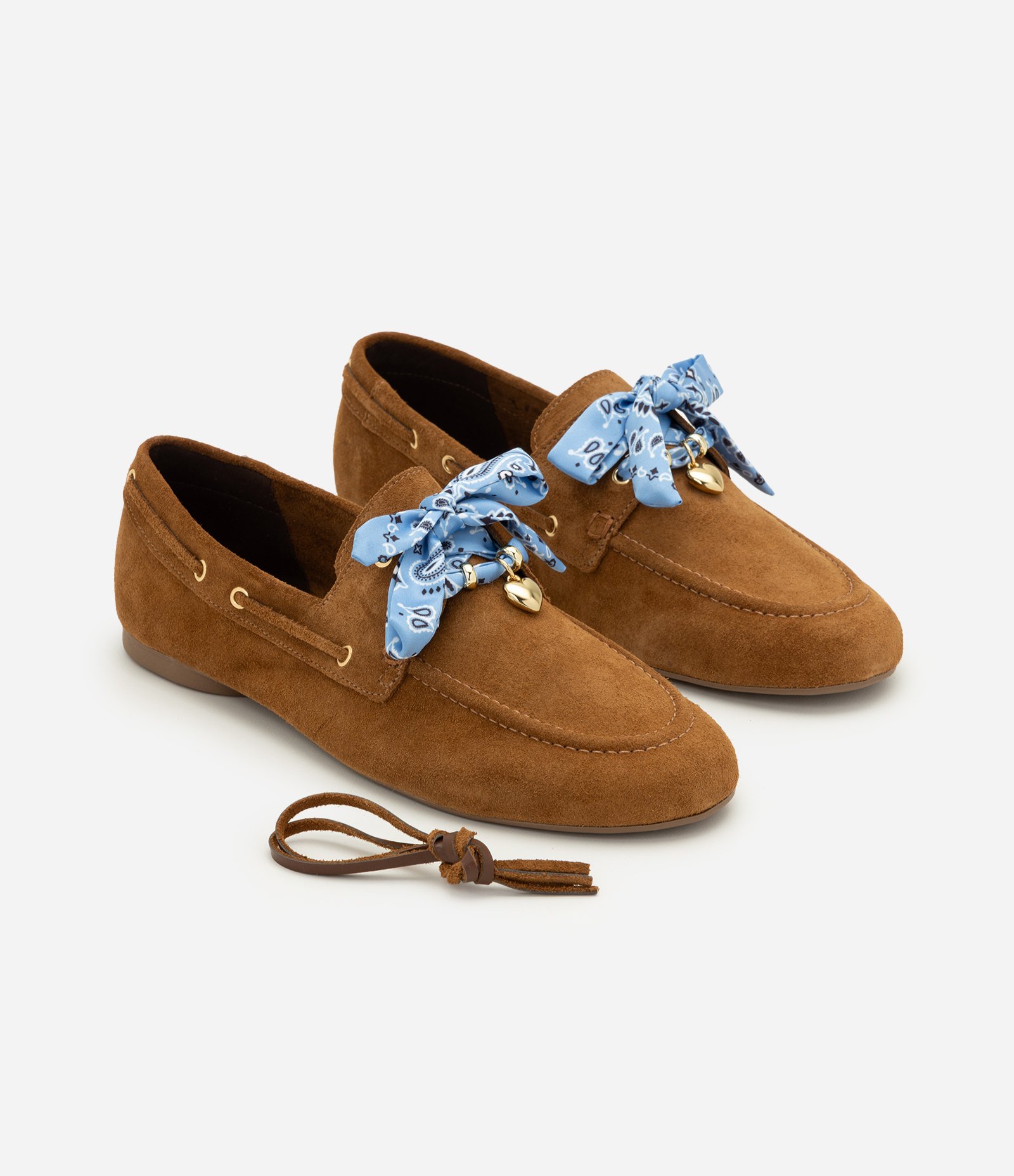 Mocassim em Couro com Lenço Bandana e Pingente Marrom 2